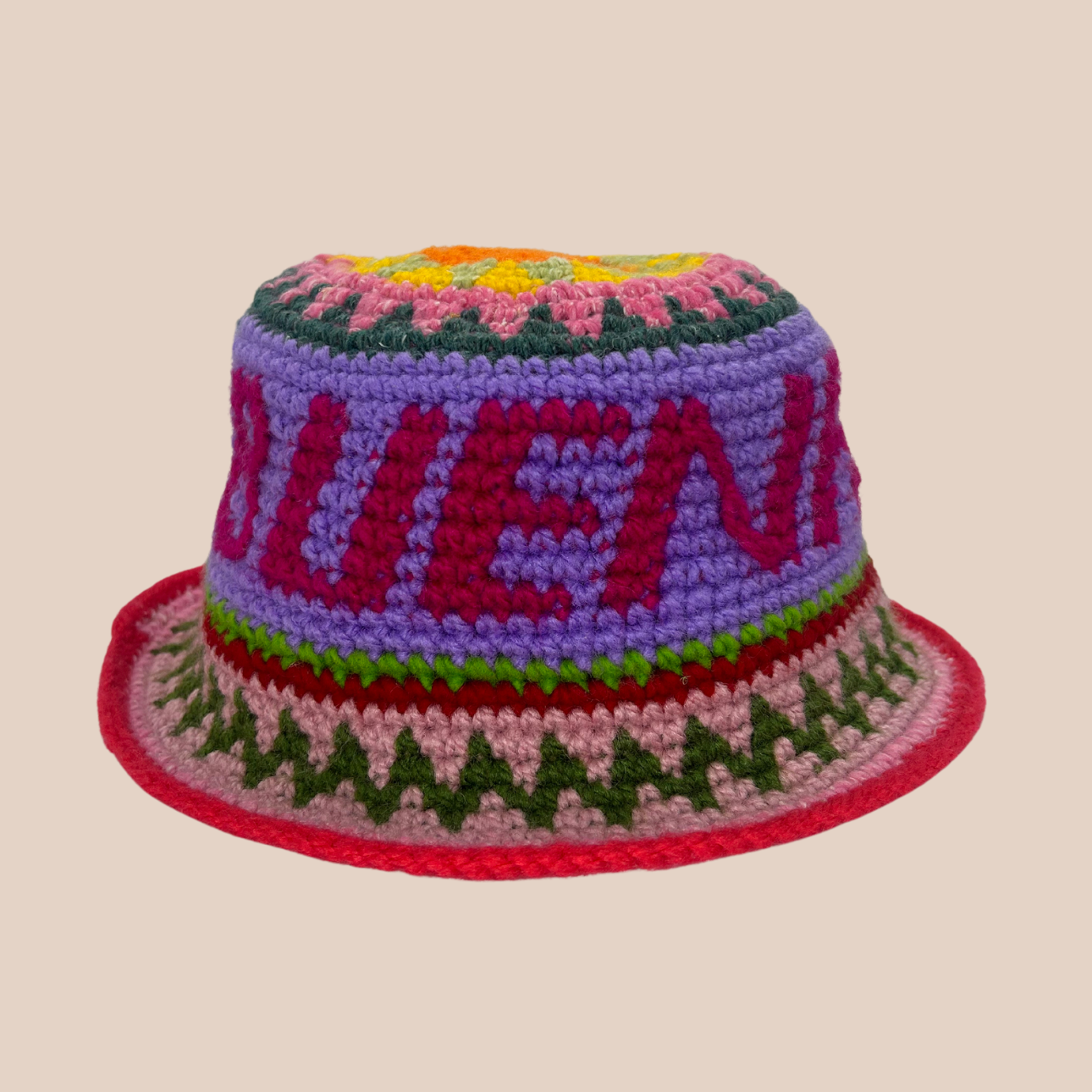 Image d'un bucket hat BUENAONDA de Maison Badigo, un bucket hat coloré fabriqué en laine et accrylique avec écriture