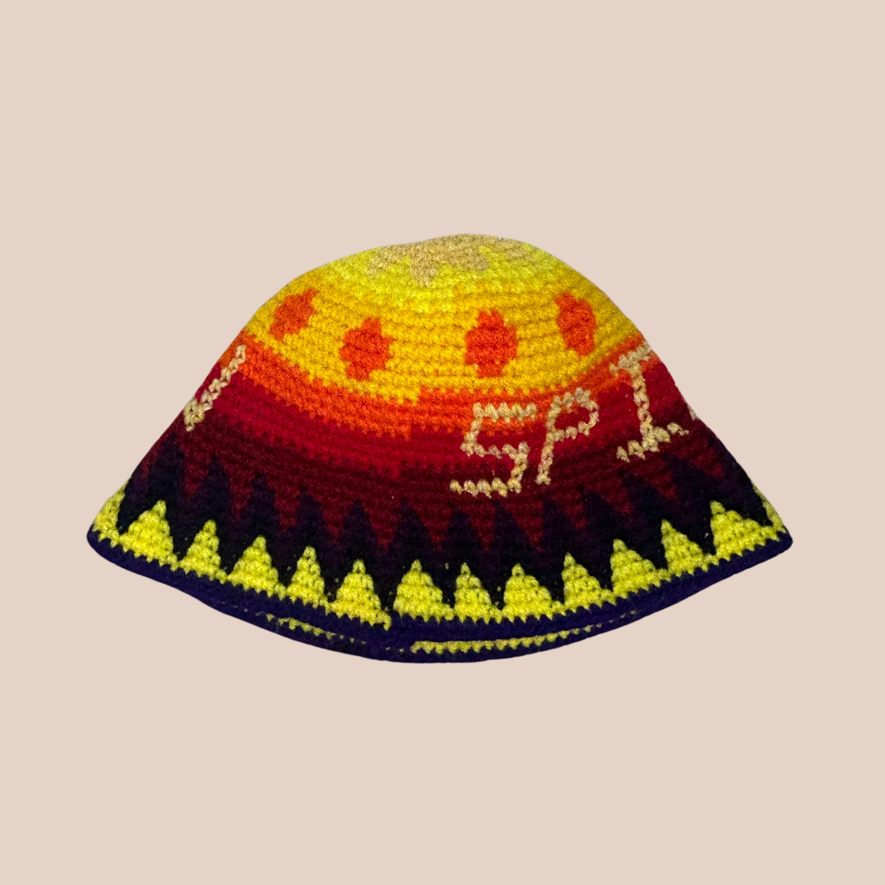 Un bucket hat crocheté en laine et acrylique, arborant des couleurs vives et audacieuses, texte sun et spirit