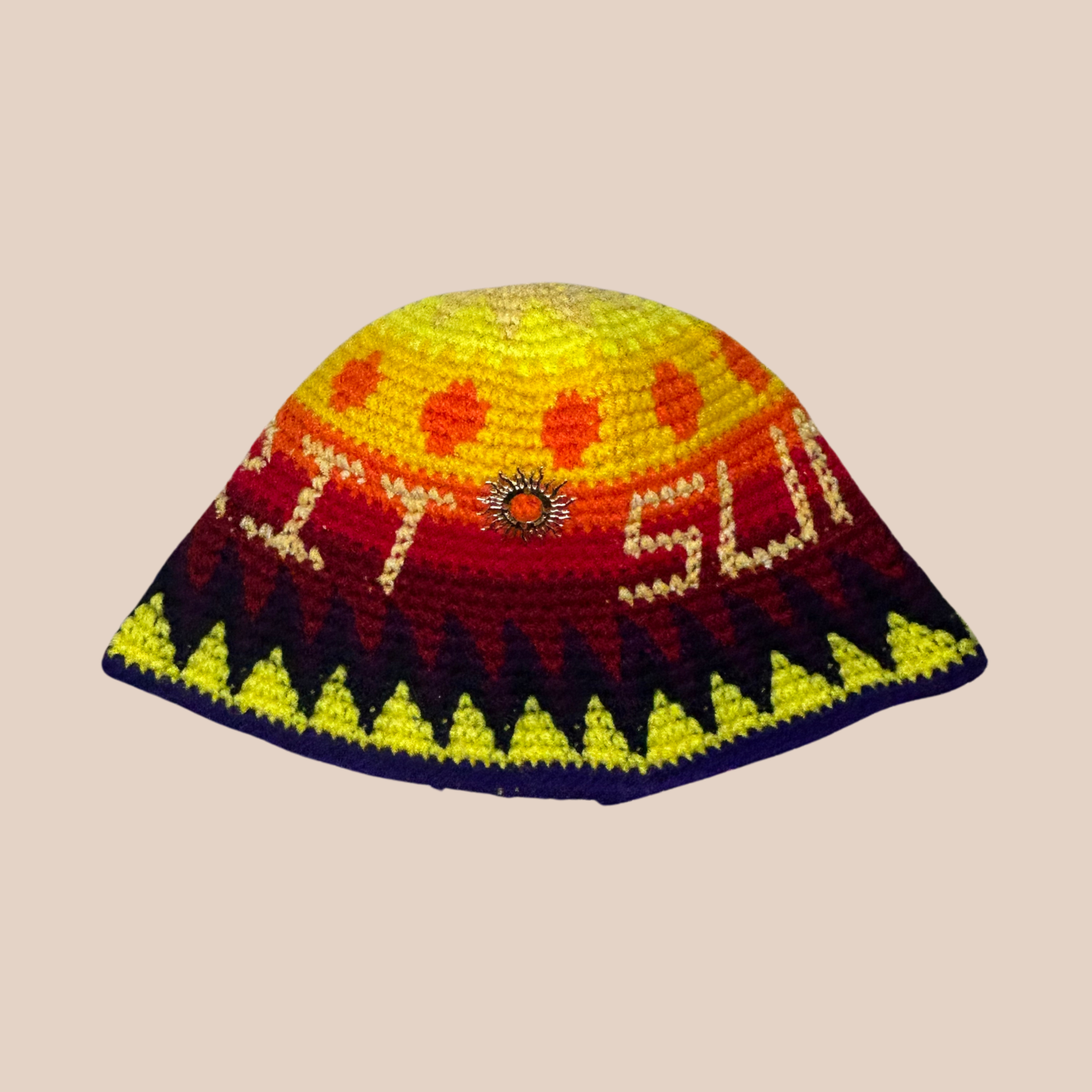 Un bucket hat crocheté en laine et acrylique, arborant des couleurs vives et audacieuses, décoration soleil cousue main, texte sun et spirit