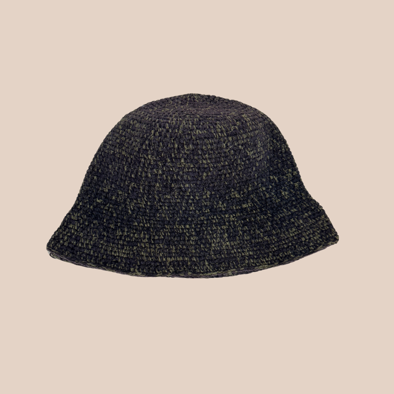 Un bucket hat crocheté en laine et acrylique, couleurs sombres