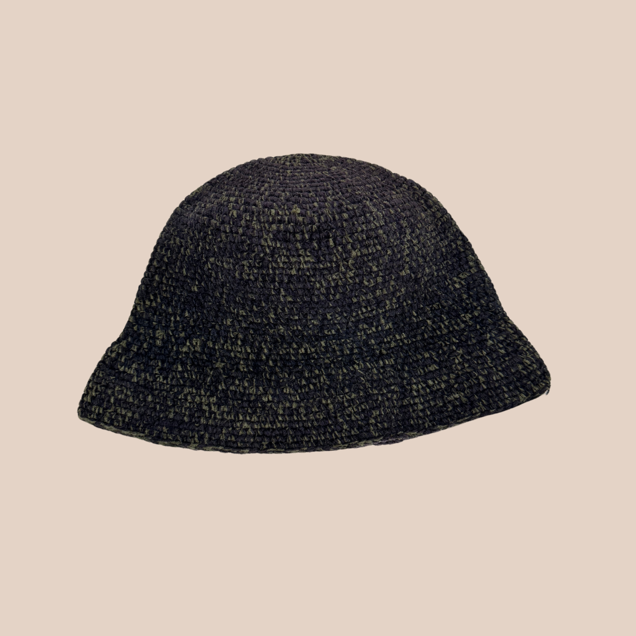 Un bucket hat crocheté en laine et acrylique, couleurs sombres