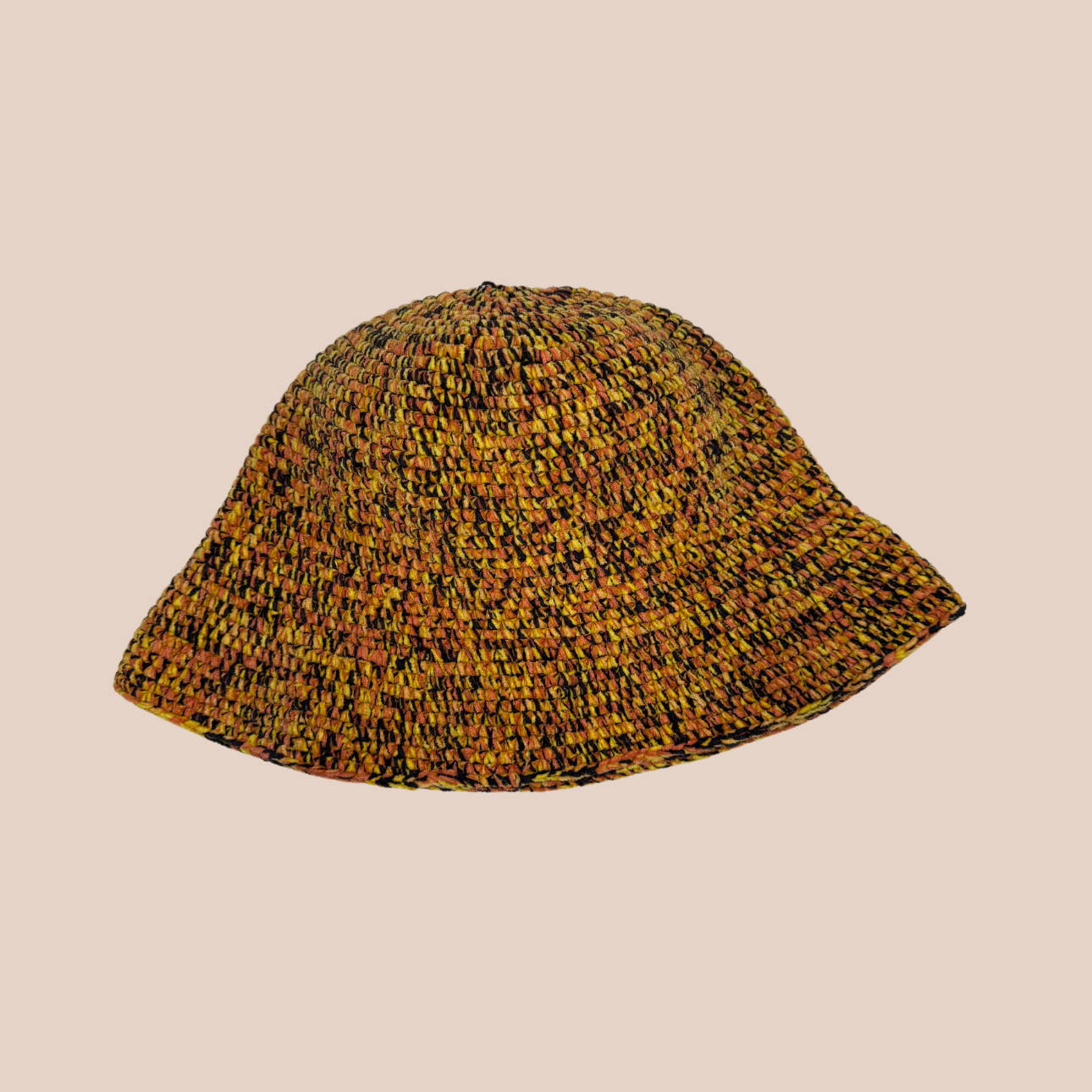 Un bucket hat crocheté en laine et acrylique, arborant des couleurs vives et audacieuses