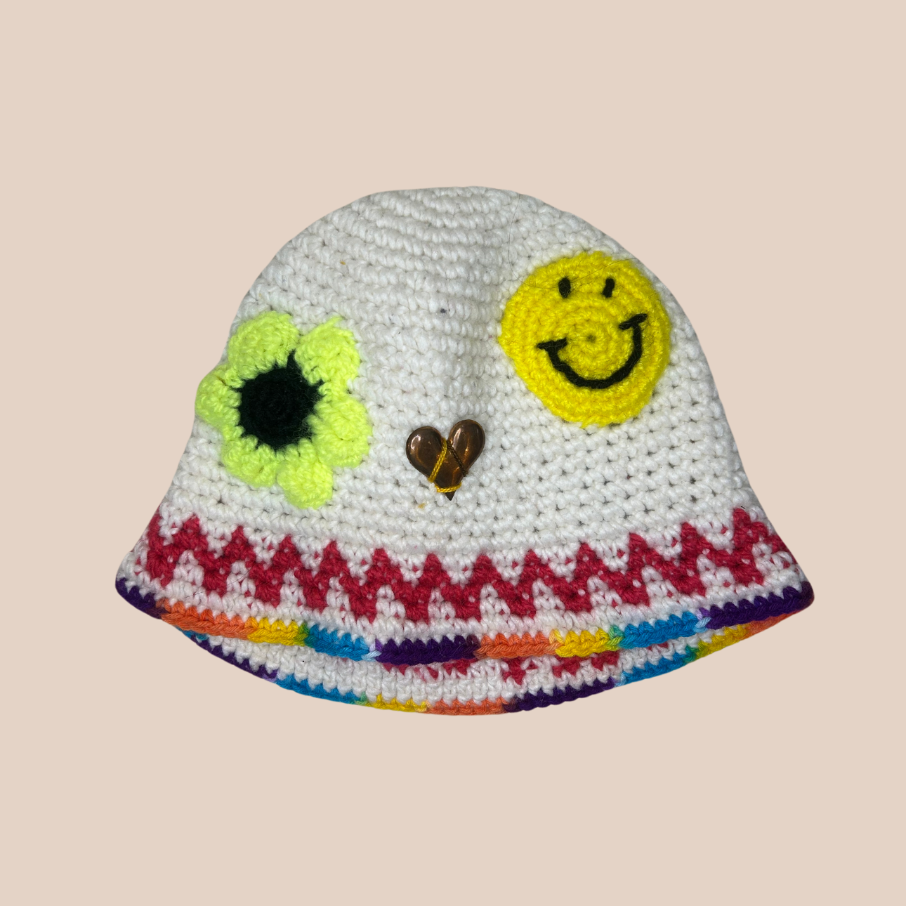 Un bucket hat motifs, crocheté en laine et acrylique, arborant des couleurs vives et audacieuses, décoration coeur cousue main