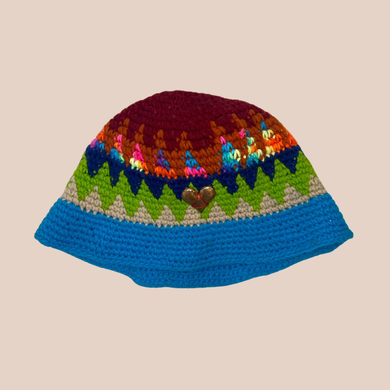 Un bucket hat crocheté en laine et acrylique, arborant des couleurs vives et audacieuses, décoration coeur cousue main