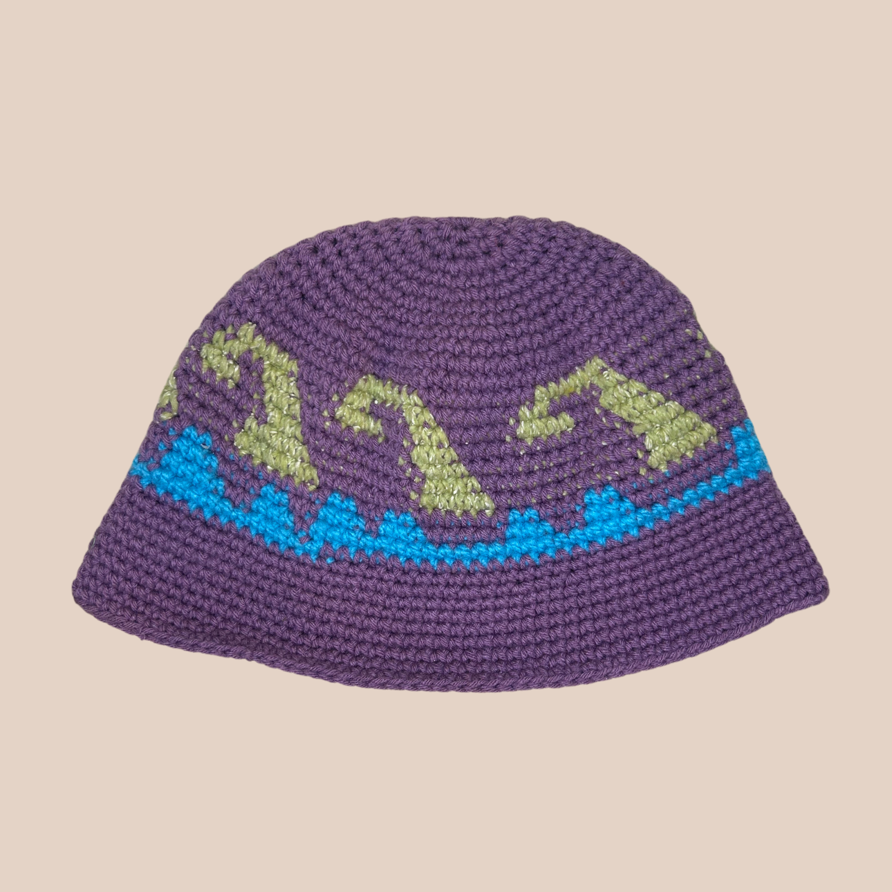 Image d'un bucket hat crocheté en laine et acrylique decoration coeur cousue main de Maison Badigo, arborant des couleurs vives et audacieuses