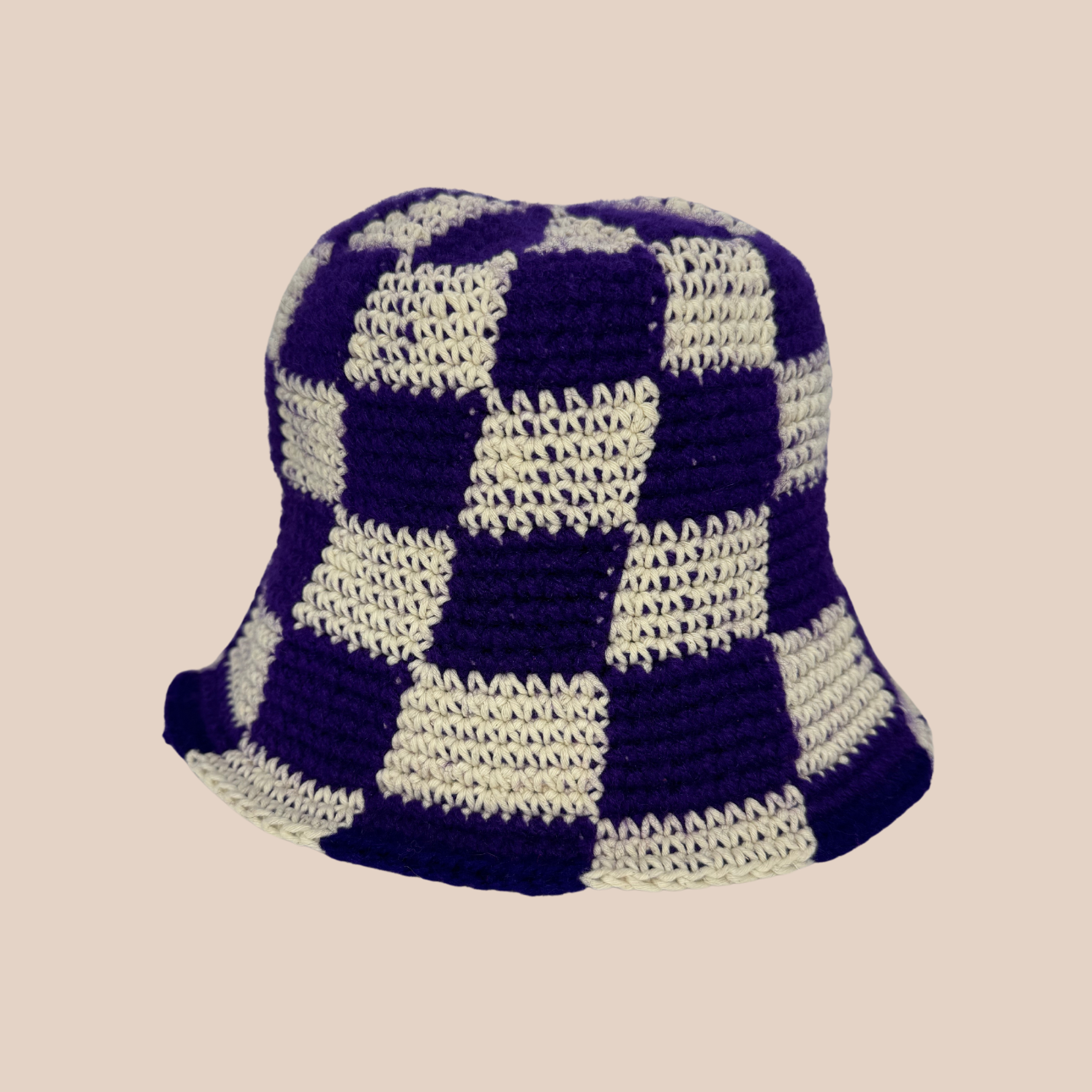 Image d'un bucket hat DAMIER de Maison Badigo, un bucket hat coloré fabrique en laine et coton crochetés