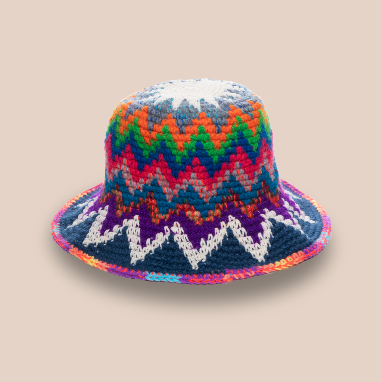 Image d'un bucket hat multicolore de Maison Badigo, bucket hat (bob) en crochet unique et tendance