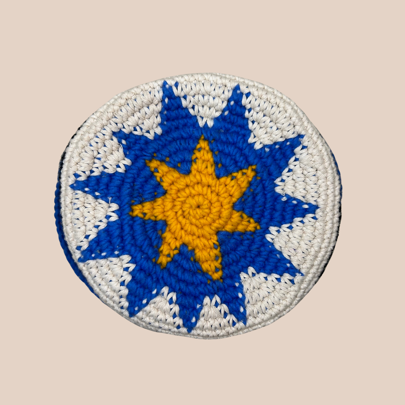 Image du top avec motif d'un bucket hat crocheté en laine et acrylique de Maison Badigo, arborant des couleurs vives et audacieuses