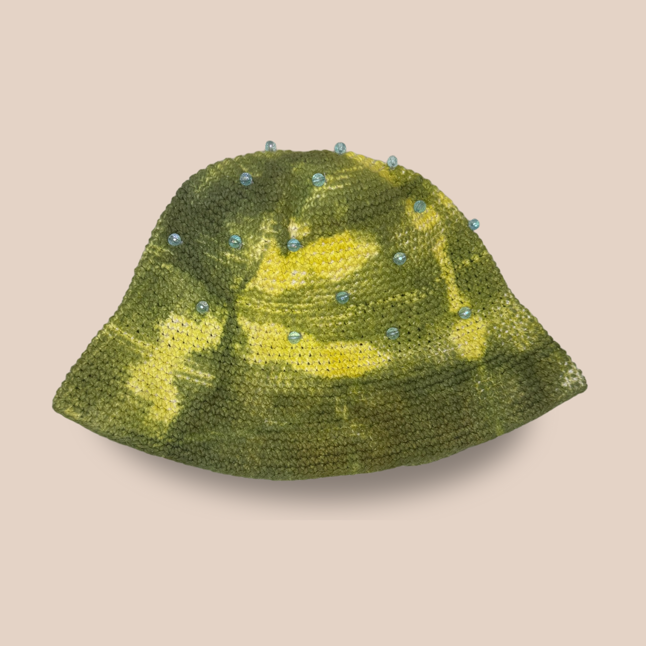 Image du bucket hat KANIL de Maison Badigo, un bucket hat (bob) coloré, fabriqué en laine et acrylique crochetés avec perles bleues cousues main 