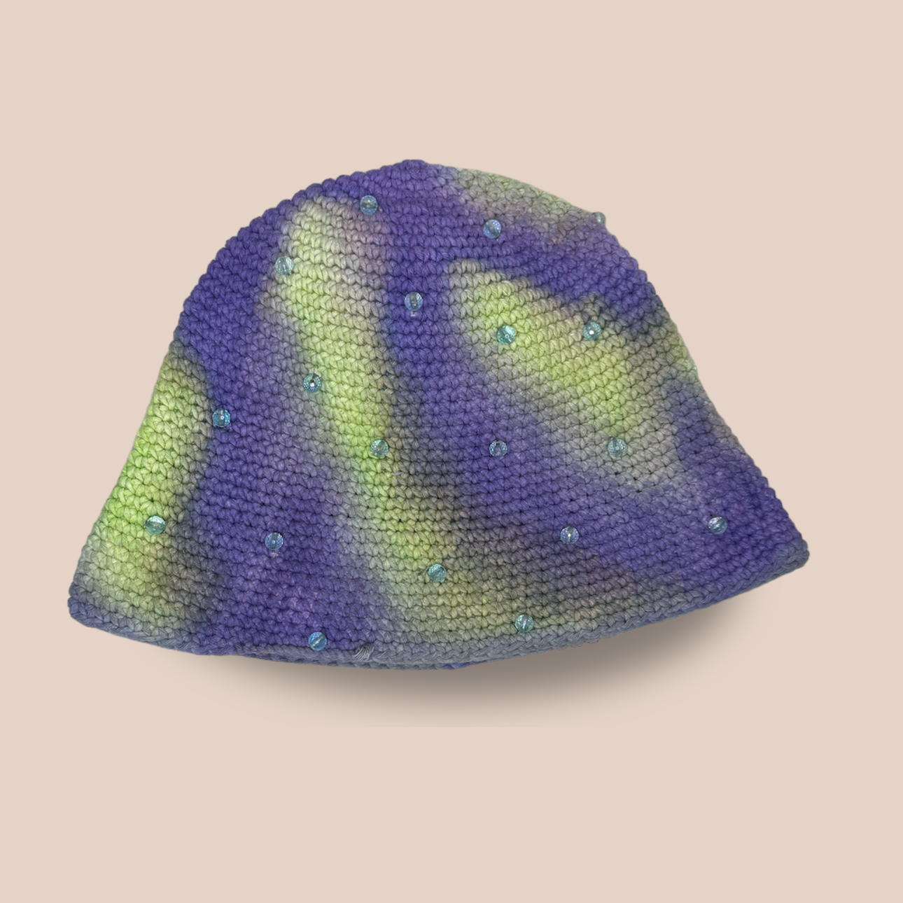 Image d'un bucket hat KANIL de Maison Badigo, un bucket hat (bob) coloré, fabriqué en laine et acrylique crochetés avec perles bleues cousues main