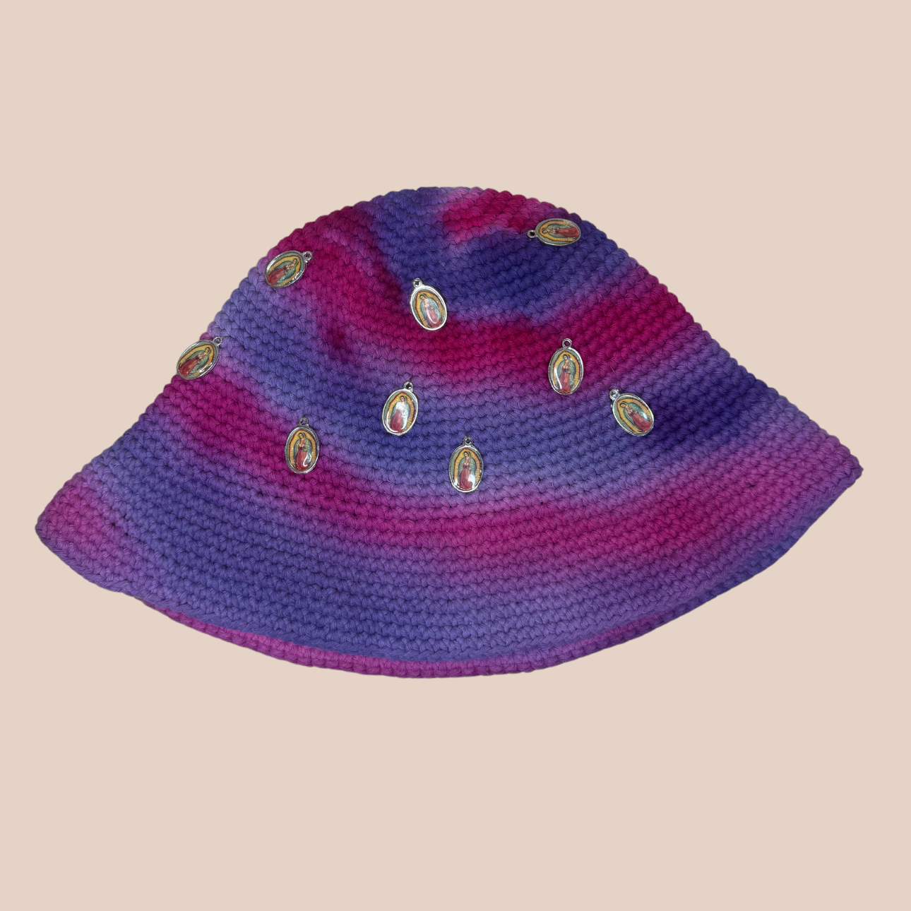 Image du bucket hat KANIL DE Maison Badigo, un bucket hat (bob) coloré, fabriqué en laine et acrylique crochetés avec médaillon maria cousus main