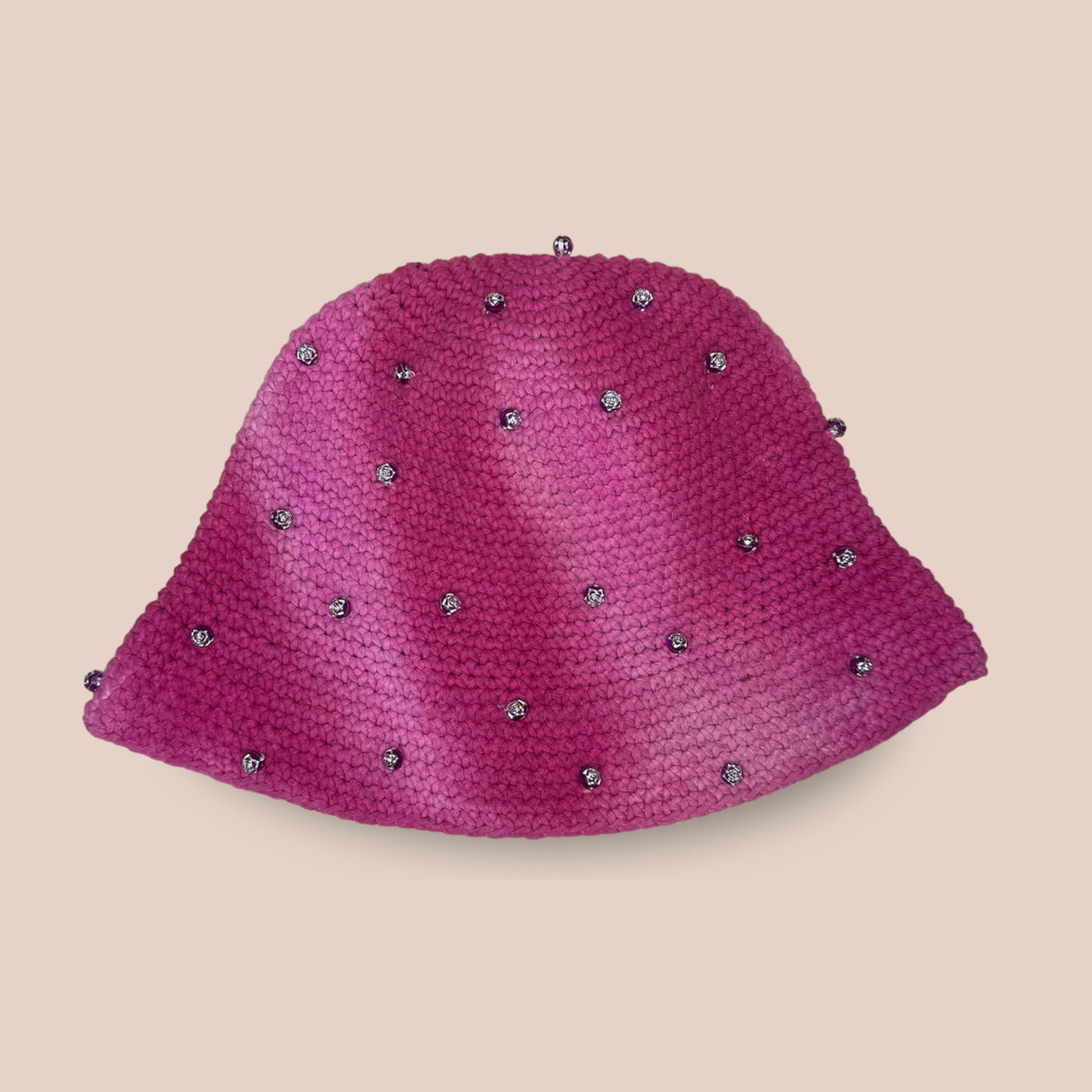 Image du bucket hat KANIL de Maison Badigo, un bucket hat (bob) coloré, fabriqué en laine et acrylique avec roses cousues main