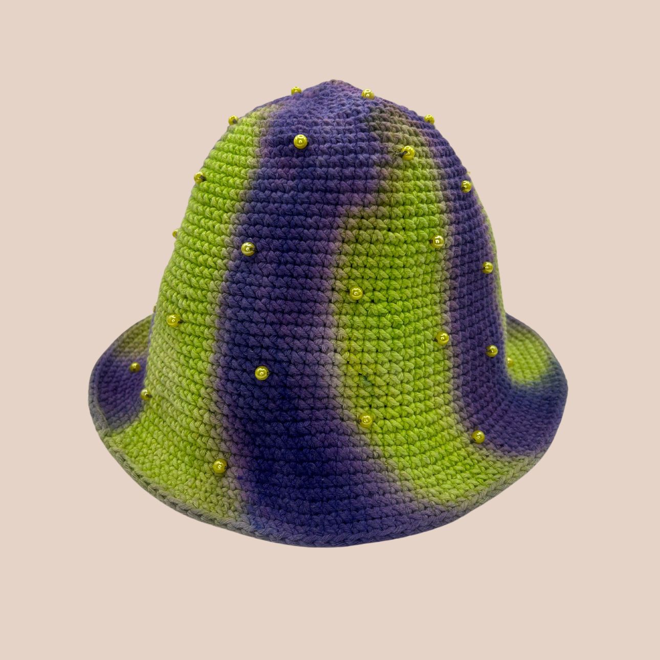 iMAGE d'un bucket hat KANIL de Maison Badigo, un bucket hat coloré fabriqué en laine et accrylique avec perles jaune metallique 
