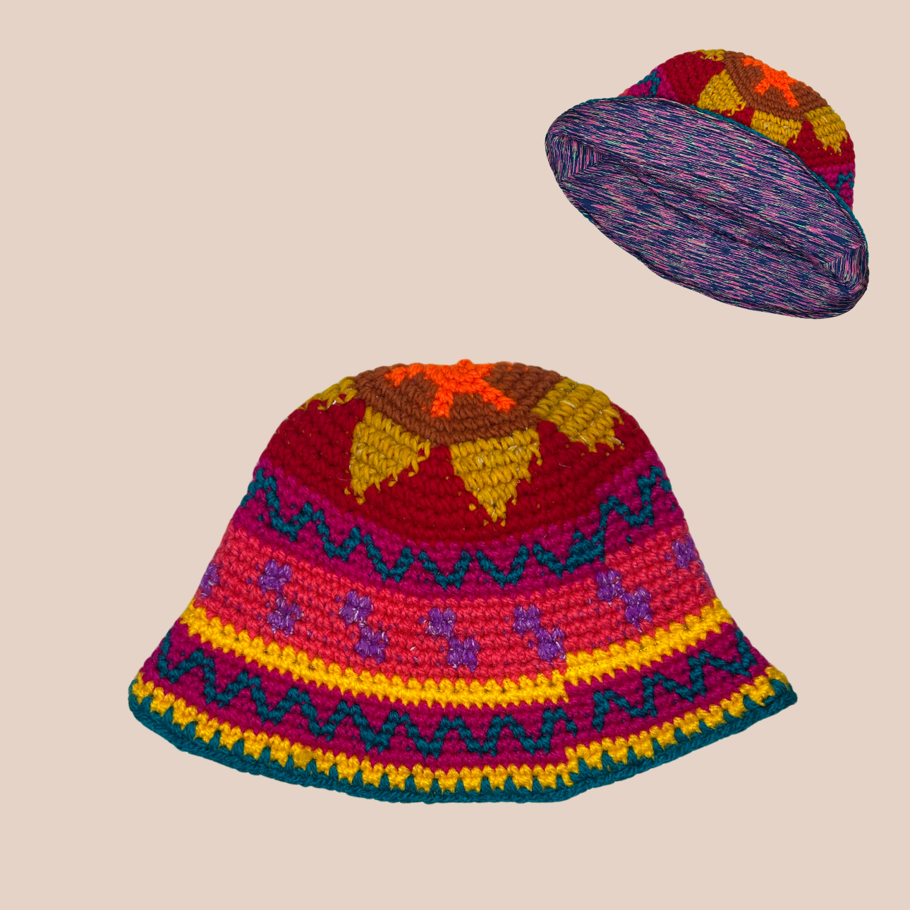 Image d'un bucket hat crocheté en laine et acrylique de Maison Badigo, arborant des couleurs vives et audacieuses avecdoublure colorée