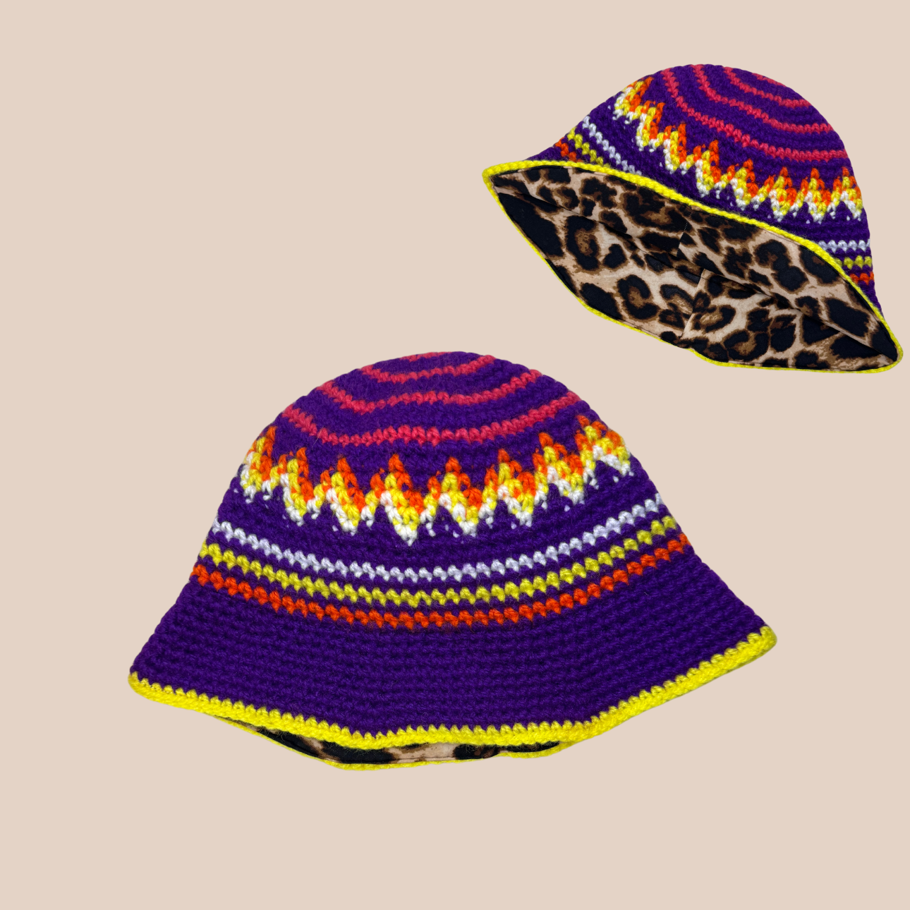 Un bucket hat crocheté en laine et acrylique, arborant des couleurs vives et audacieuses, doublure léopard