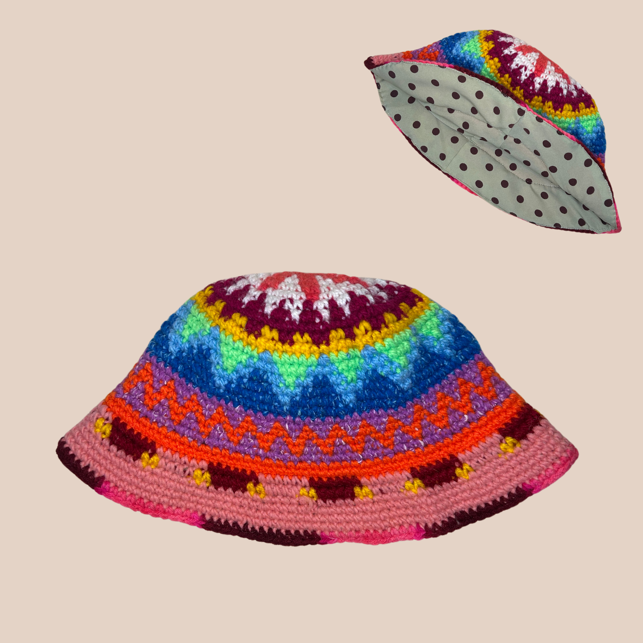 Image d'un bucket hat crocheté en laine et acrylique de Maison Badigo, arborant des couleurs vives et audacieuses avec doublure pois