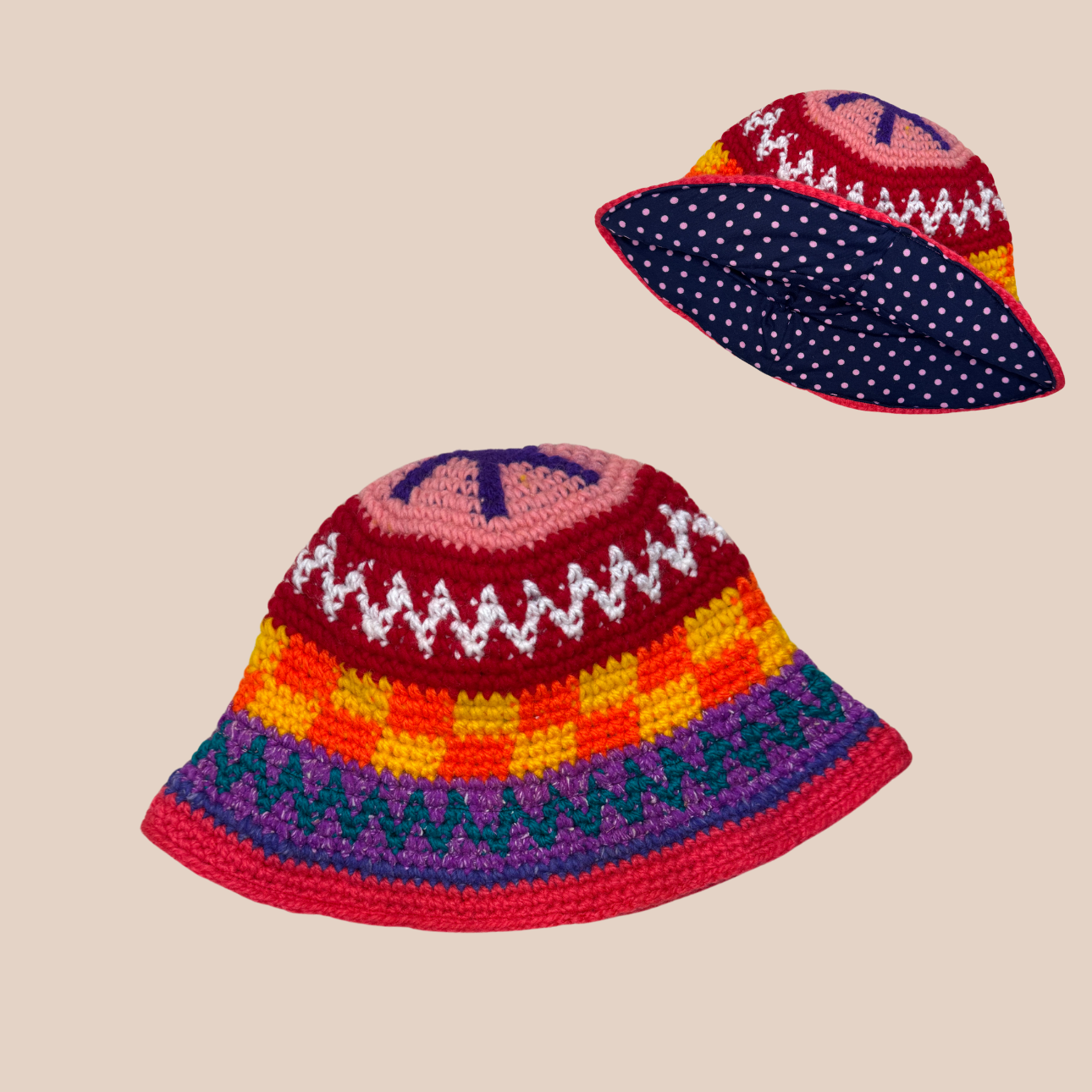 Un bucket hat crocheté en laine et acrylique, arborant des couleurs vives et audacieuses, doublure pois