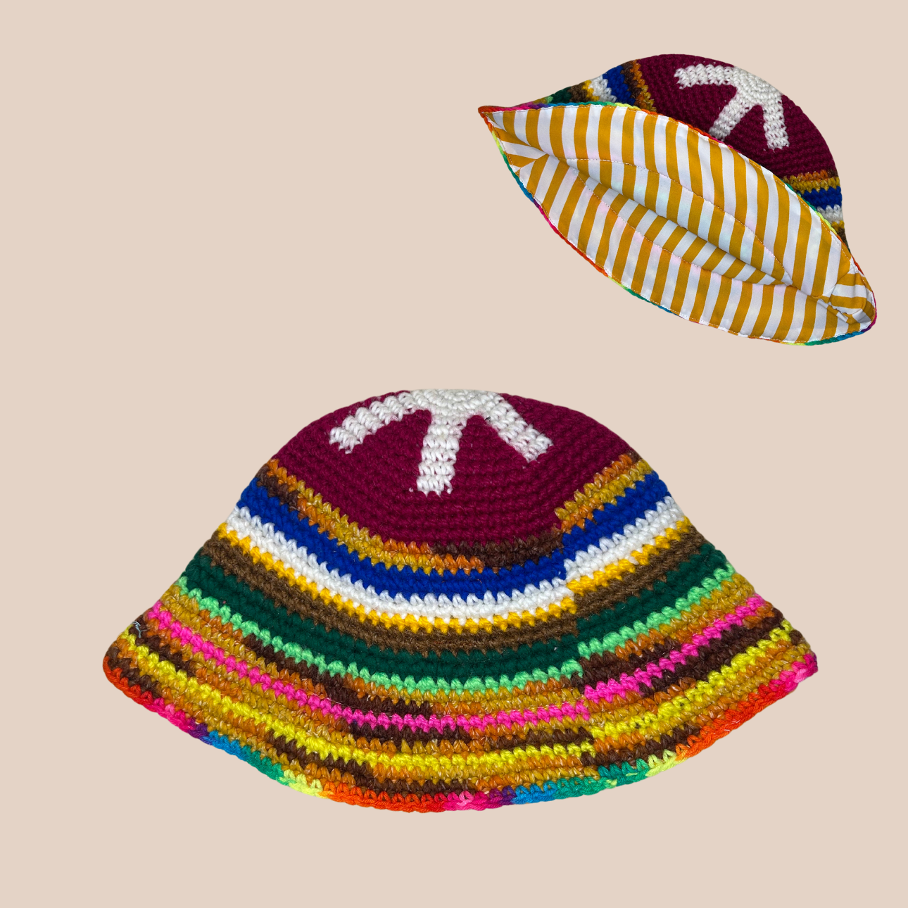 Image d'un bucket hat crocheté en laine et acrylique de Maison Badigo, arborant des couleurs vives et audacieuses avec doublure jaune rayée
