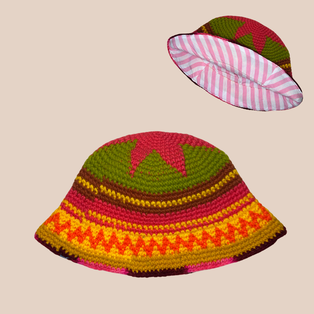 Image d'un bucket hat crocheté en laine et acrylique de Maison Badigo, arborant des couleurs vives et audacieuses avec doublure rose a rayure
