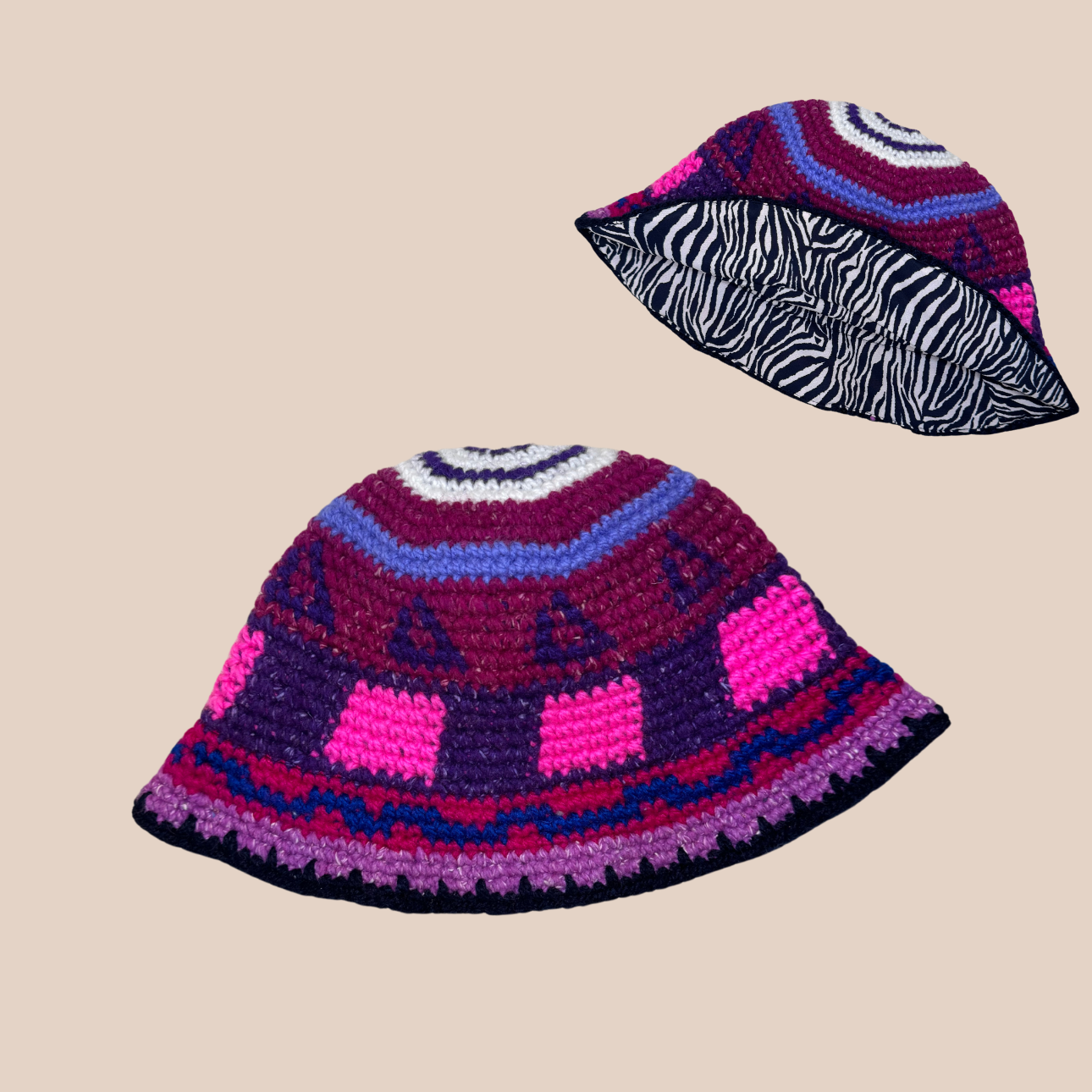 Un bucket hat crocheté en laine et acrylique, arborant des couleurs vives et audacieuses, doublure zebrée