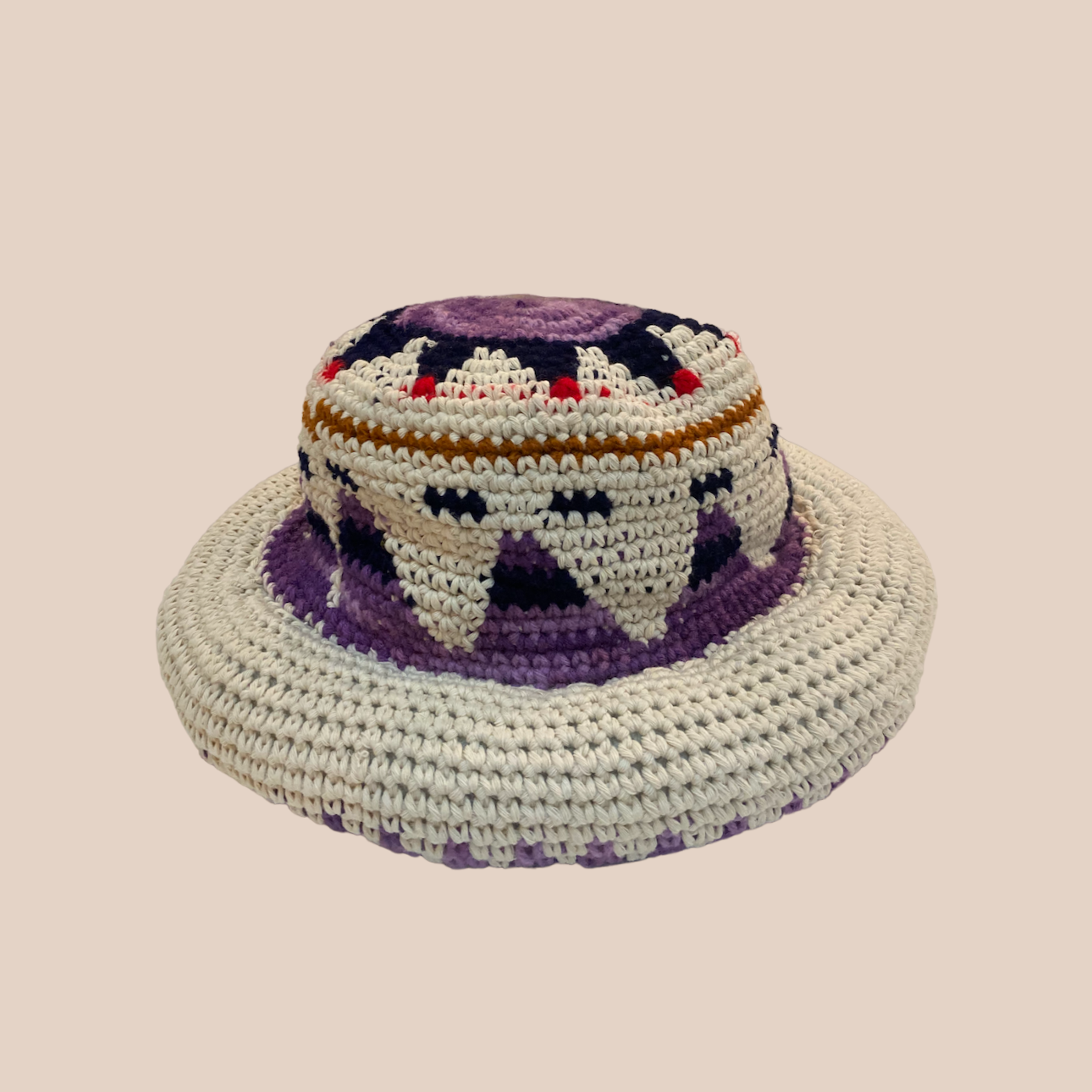 Image d'un bucket hat NOMAD de Maison Badigo, bucket hat (bob) coloré fabriqué en coton crocheté avec revers rembourrés 