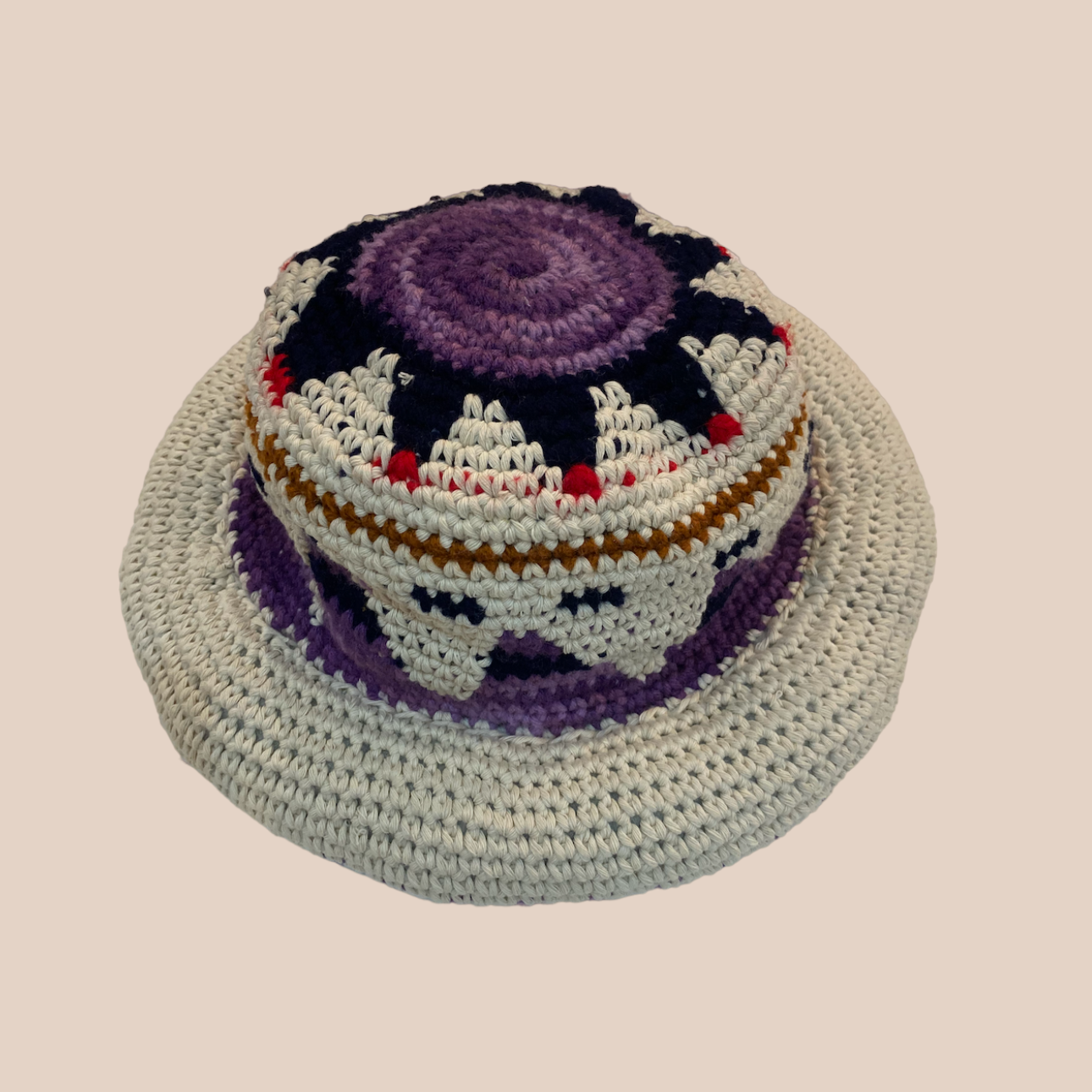 Image d'un bucket hat NOMAD de Maison Badigo, bucket hat (bob) coloré fabriqué en coton crocheté avec revers rembourré