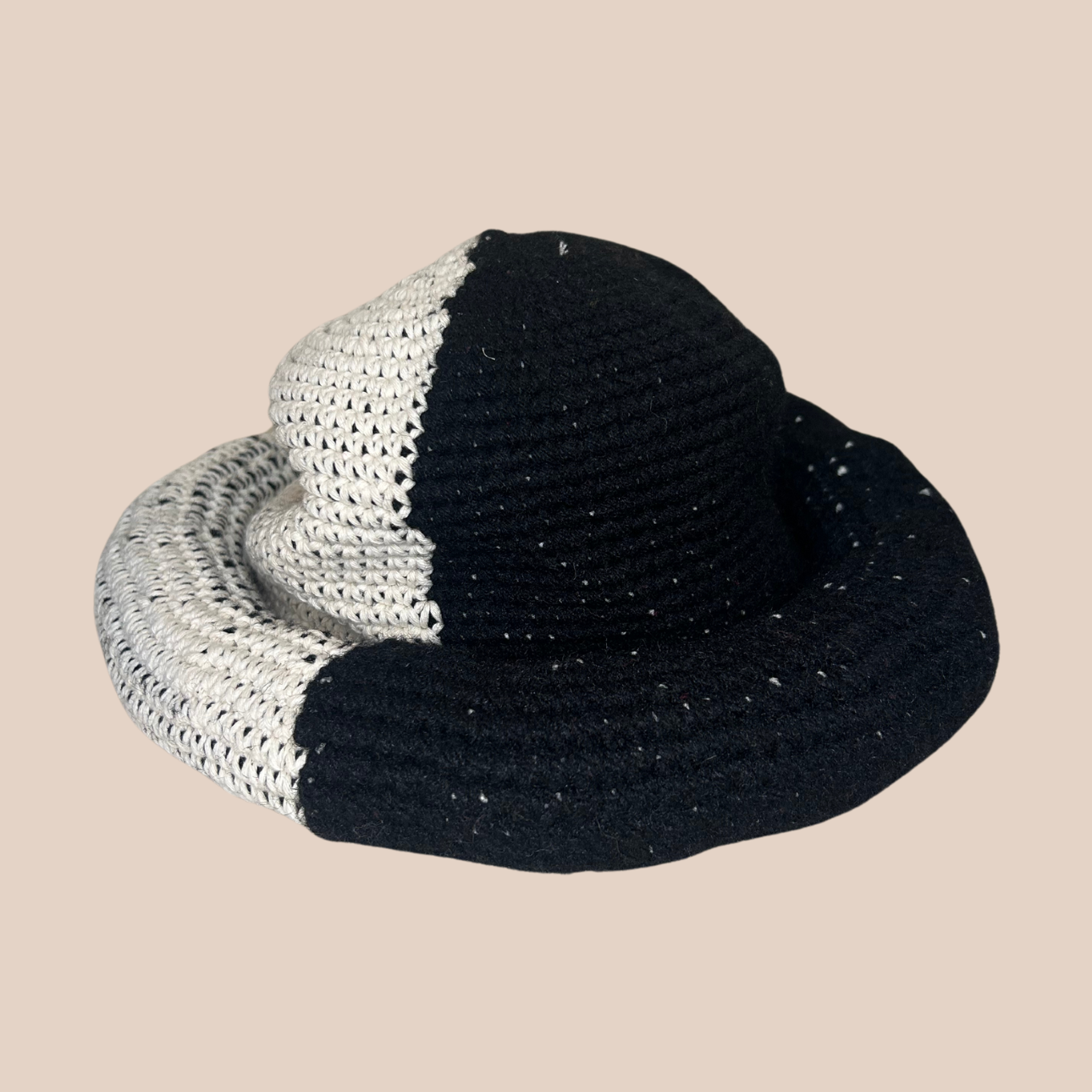 Image d'un bucket hat crocheté en laine et acrylique avec revers rembourré de Maison Badigo, arborant des couleurs vives et audacieuses