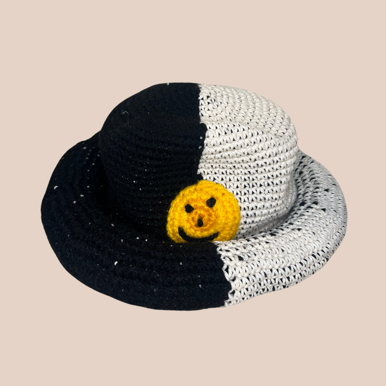 Image d'un bucket hat crocheté en laine et acrylique avec revers rembourré de Maison Badigo, arborant des couleurs vives et audacieuses