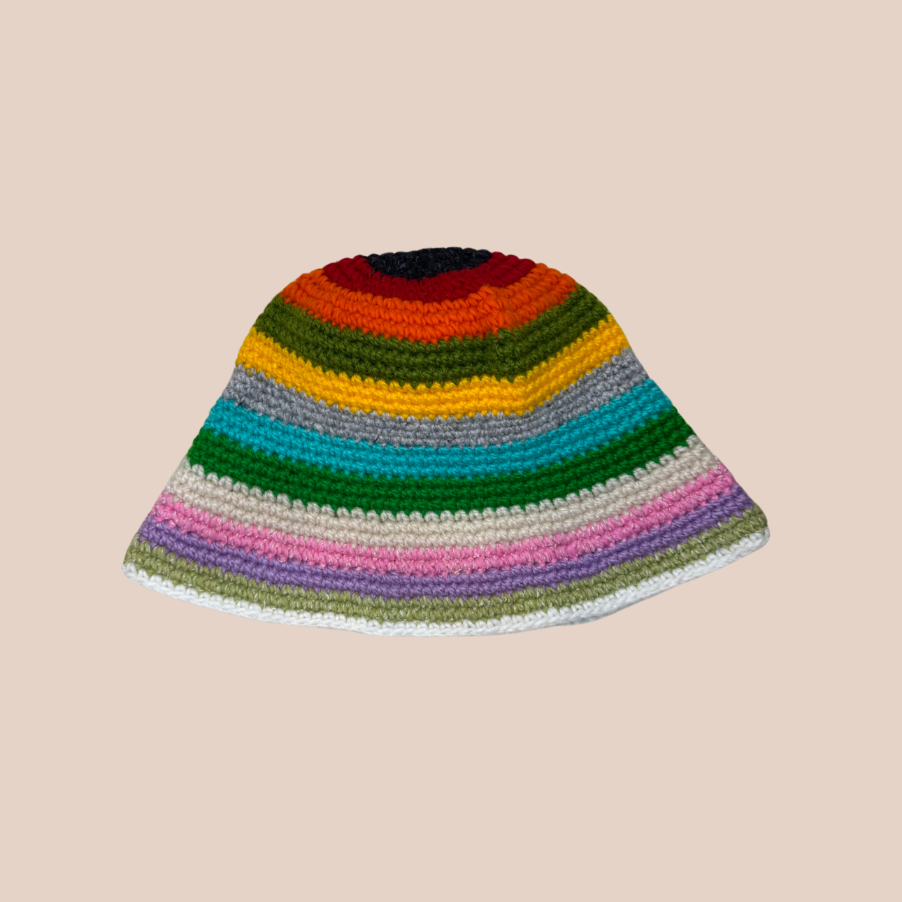 Un bucket hat raye crocheté en laine et acrylique, arborant des couleurs vives et audacieuses