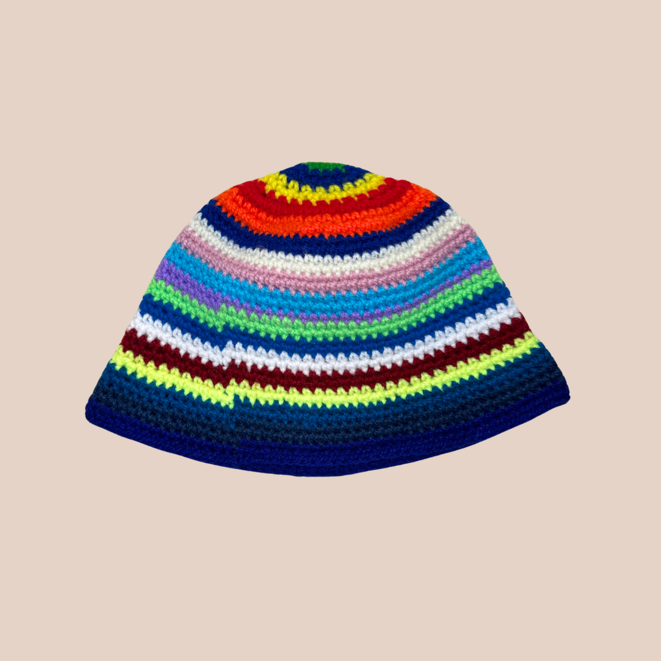 Un bucket hat rayé crocheté en laine et acrylique, arborant des couleurs vives et audacieuses