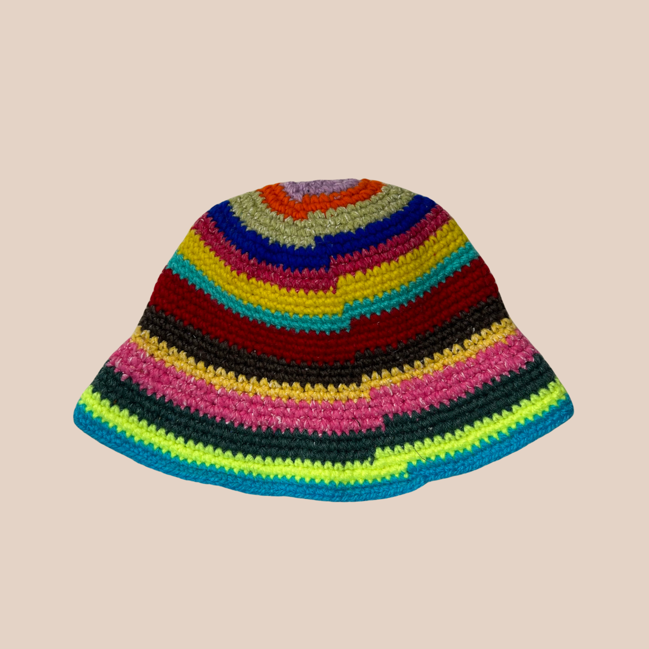 Image d'un bucket hat rayé crocheté en laine et acrylique de Maison Badigo, arborant des couleurs vives et audacieuses