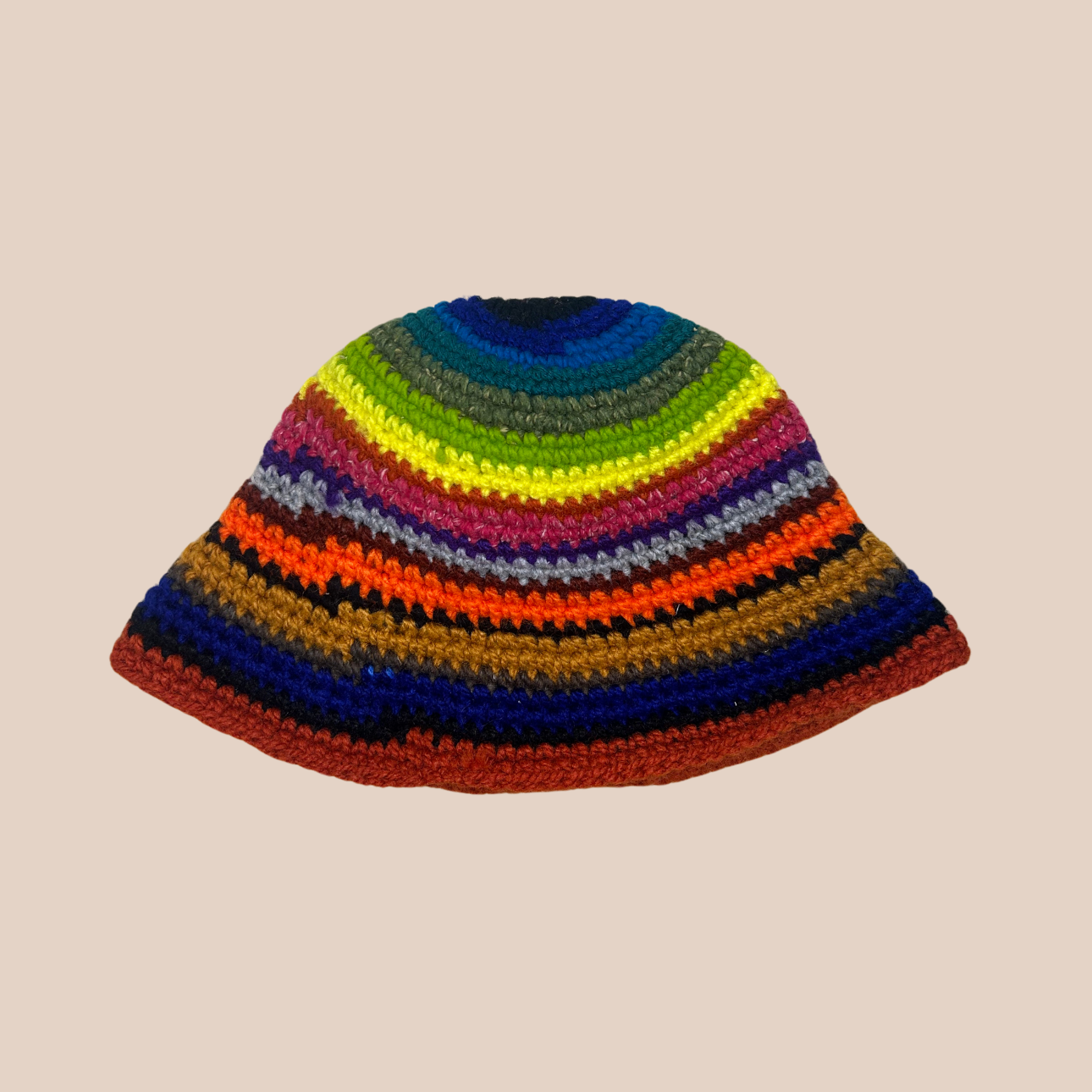Un bucket hat rayé crocheté en laine et acrylique, arborant des couleurs vives et audacieuses
