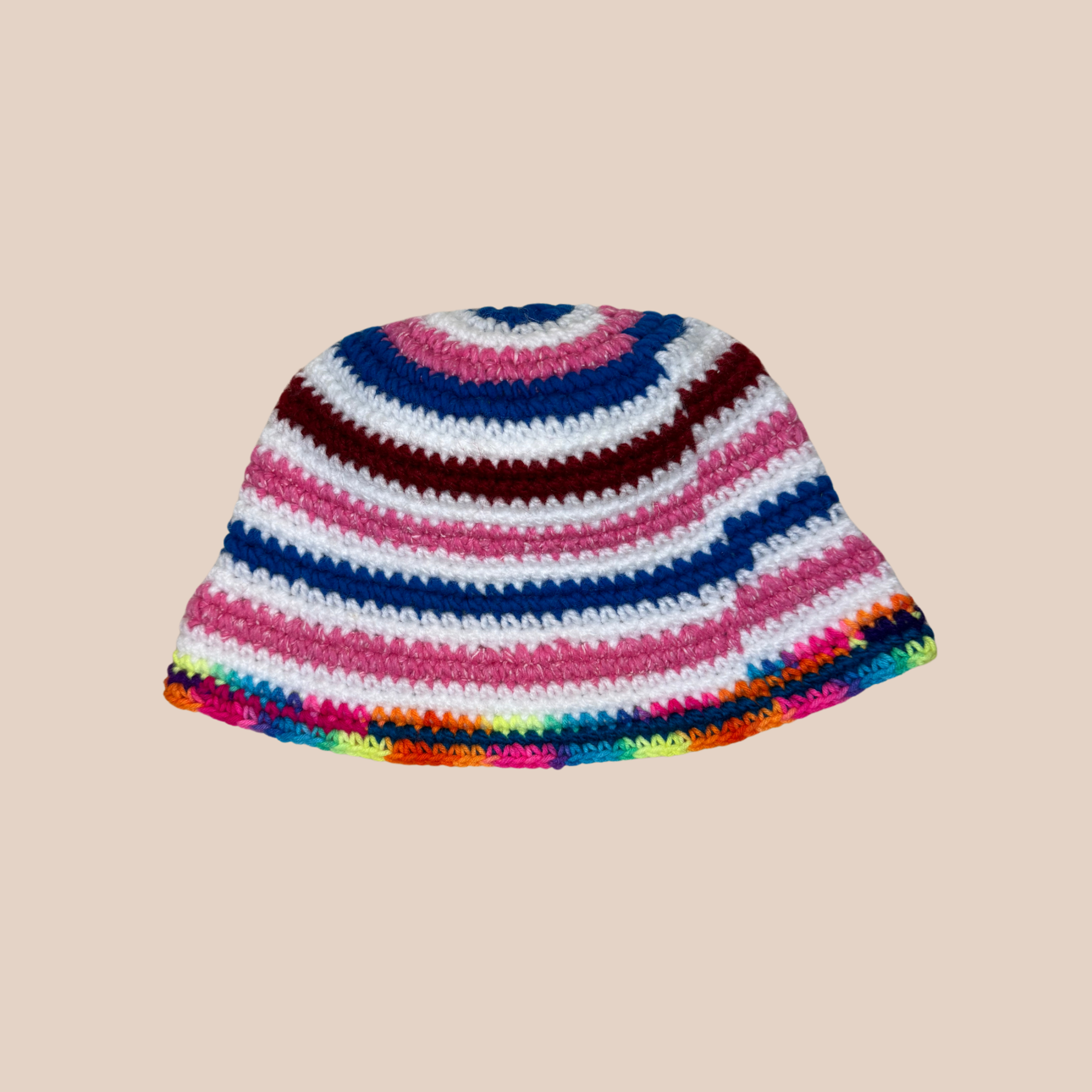 Image d'un bucket hat rayé crocheté en laine et acrylique de Maison Badigo, arborant des couleurs vives et audacieuses