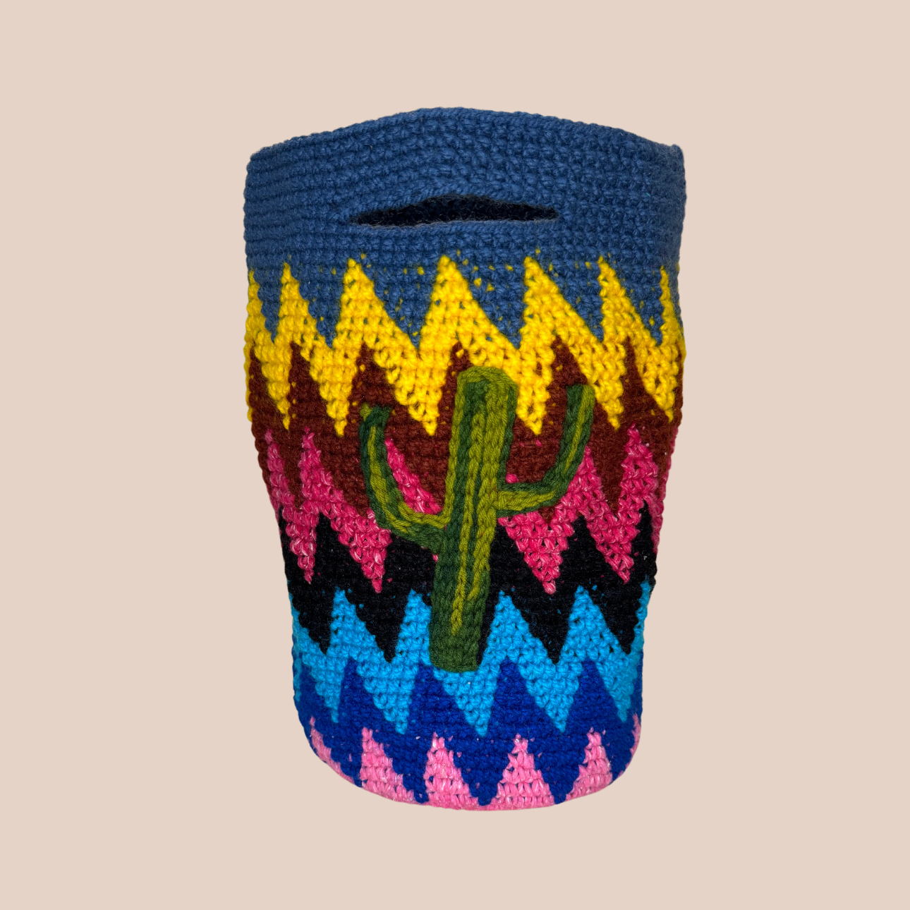 Image du sac motif cactus de Maison Badigo, sac en laine crocheté, multicolore unique et tendance