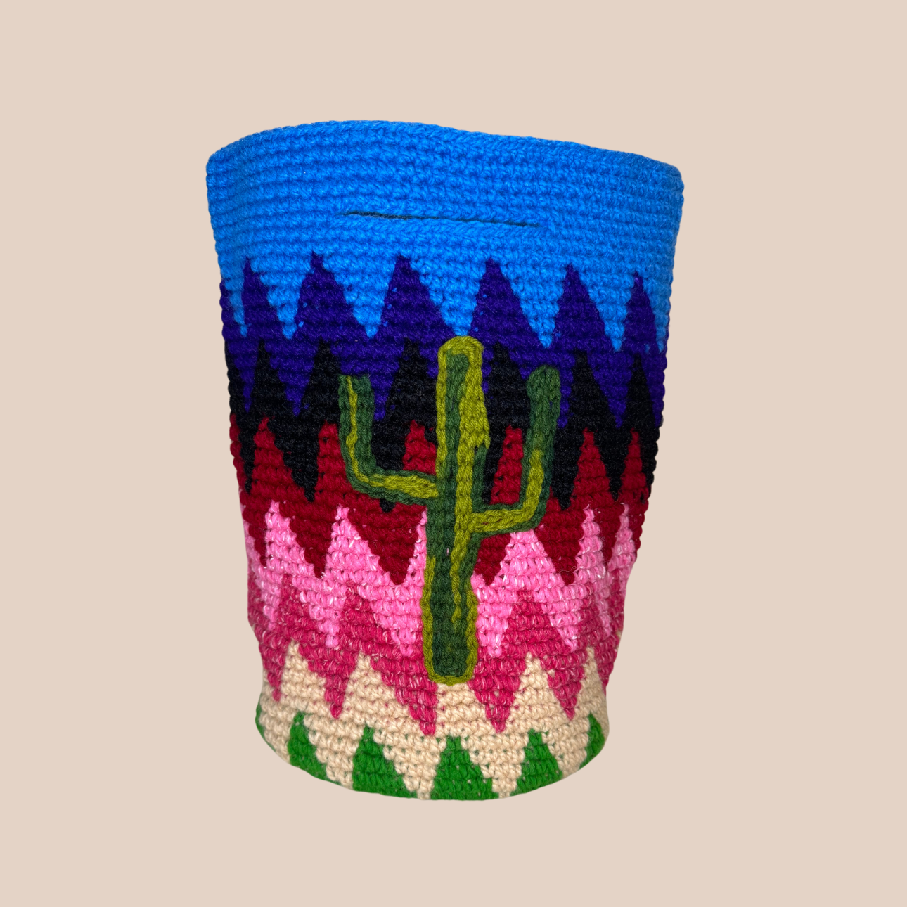 Image du sac motif cactus de Maison Badigo, sac en laine crocheté, multicolore unique et tendance