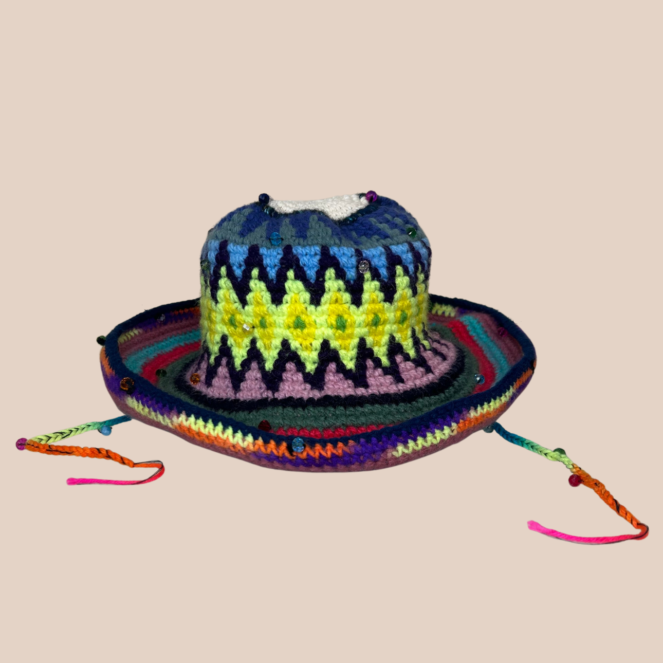Image d'une capeline HOLA de Maison Badigo, une capeline colorée avec perles fabriquée en laine et acrylique crochetés