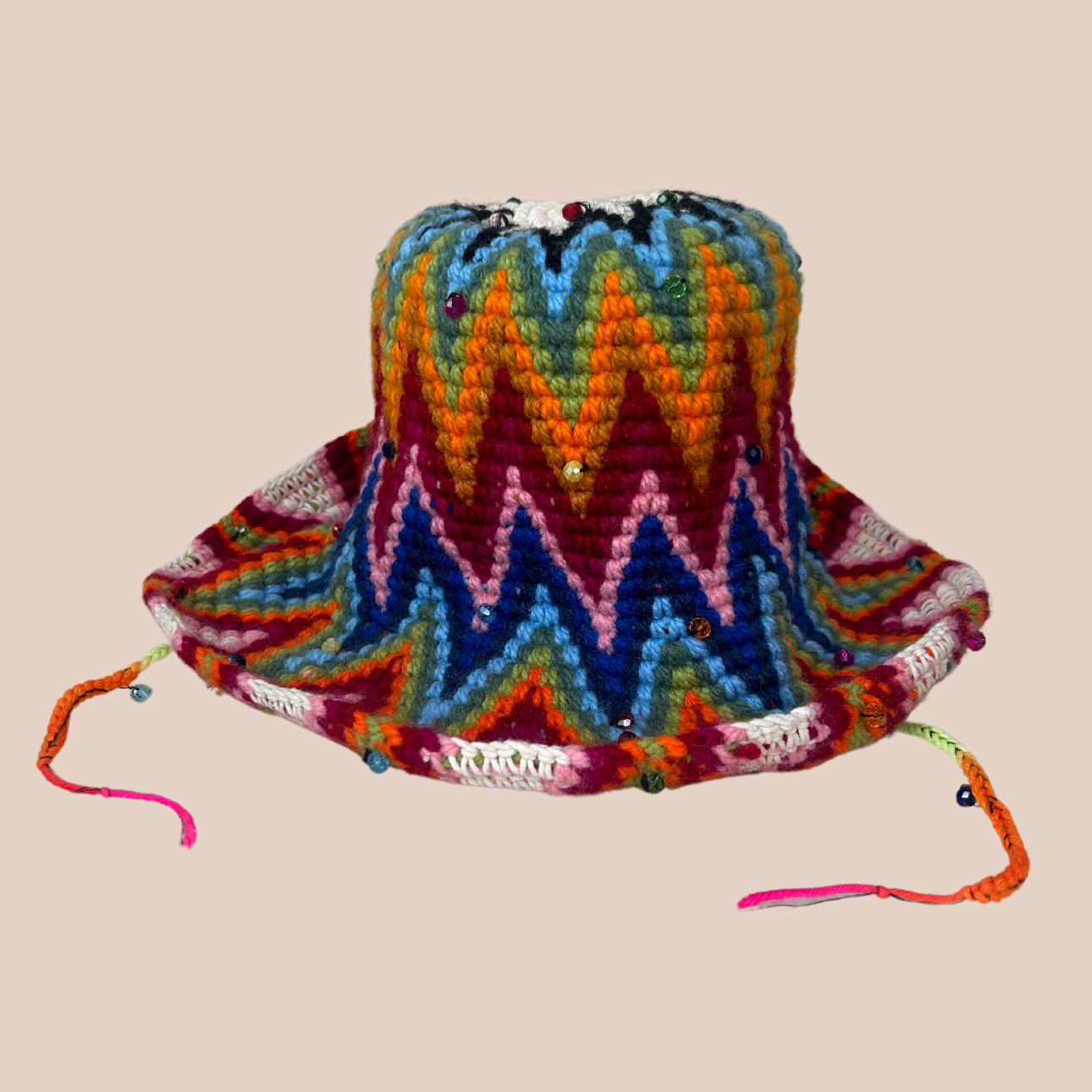 Image d'une capeline HOLA de Maison Badigo, une capeline colorée avec perles, fabriquée el laine et acrylique crochetés