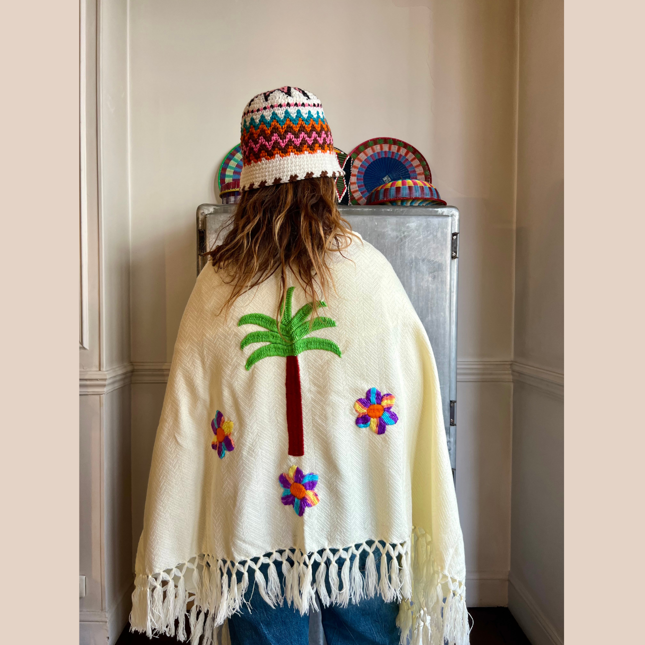 Image du chale hermosa palmiers en blanc de Maison Badigo, un chale en laine brodé a la main