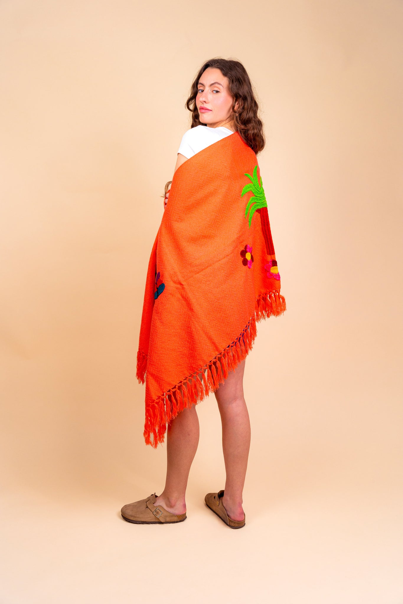Image du chale hermosa palmiers en orange de Maison Badigo, un chale en laine brodé a la main