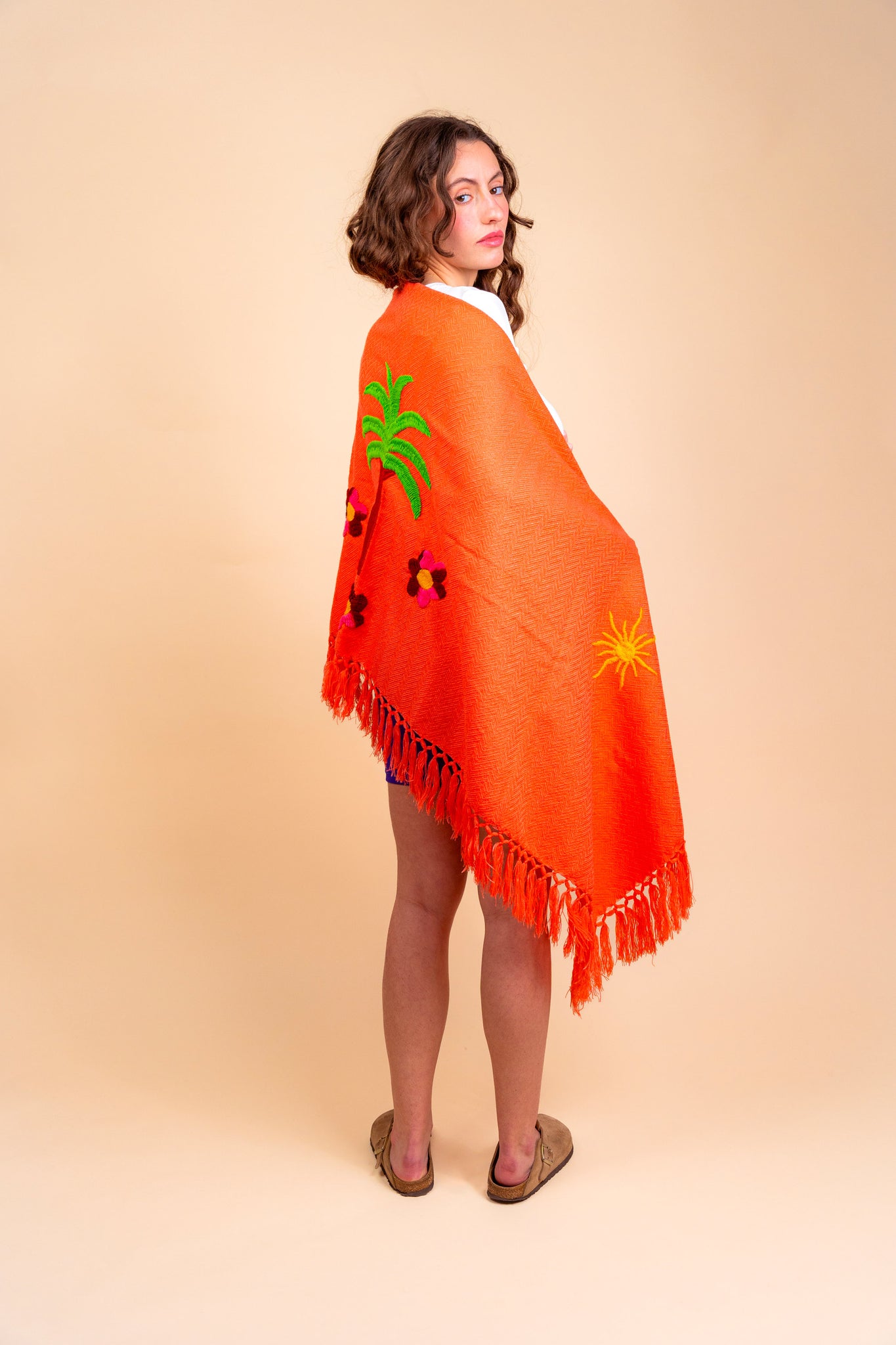 Image du chale hermosa palmiers en orange de Maison Badigo, un chale en laine brodé a la main