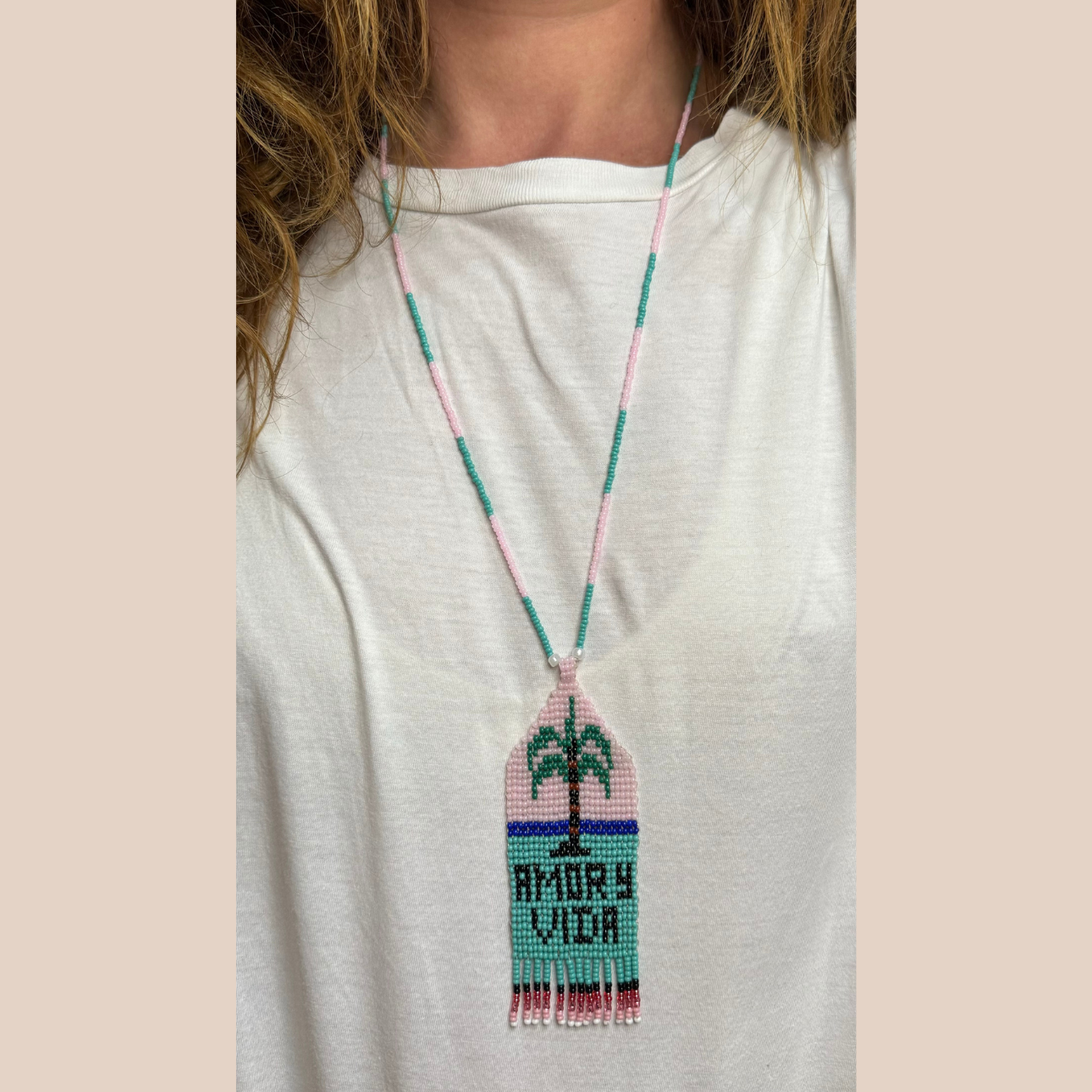  Image du collier motif palmier, inscription "AMOR Y VIDA" de Maison Badigo, collier en perles multicolore unique et tendance