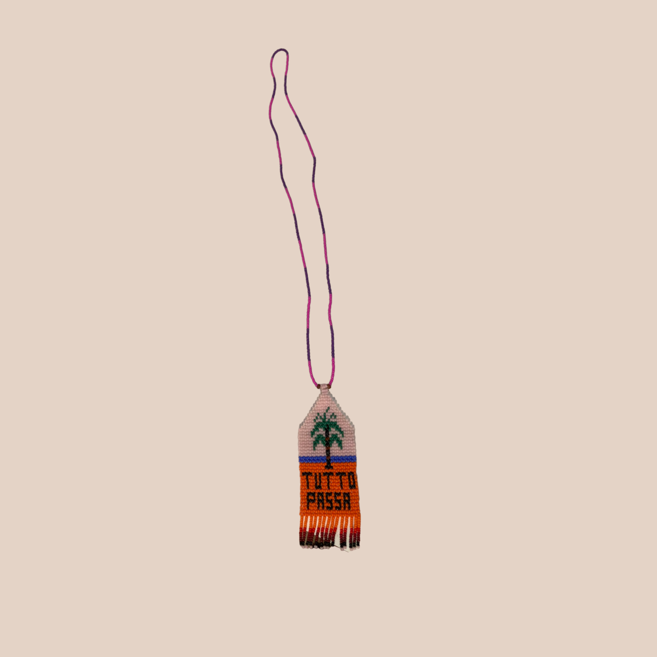Image du collier motif palmier, inscription "TUTTO PASSA" de Maison Badigo, collier en perles multicolore unique et tendance