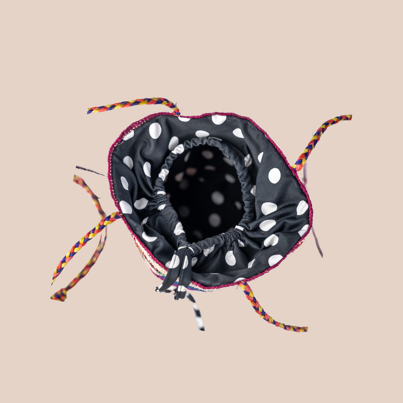  Image de la doublure noire pois blanc du sac GUAPITA de Maison Badigo, sac en fibres de cactus multicolore unique et tendance