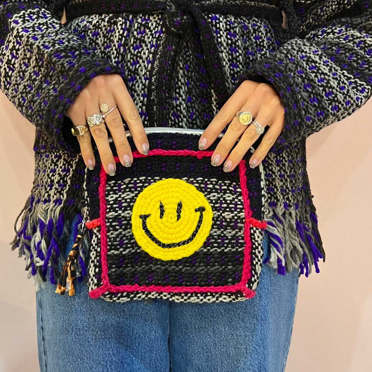 Image de la pochette feliz smiley de Maison Badigo , pochette tendance et unique en laine crocheté