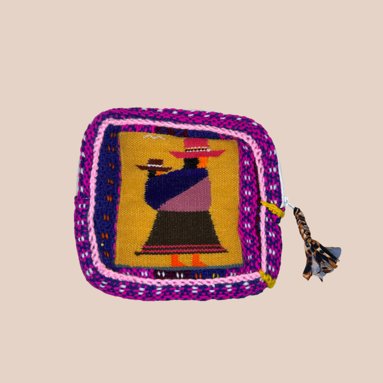 Image de la pochette feliz tapis de Maison Badigo , pochette tendance et unique en laine crocheté