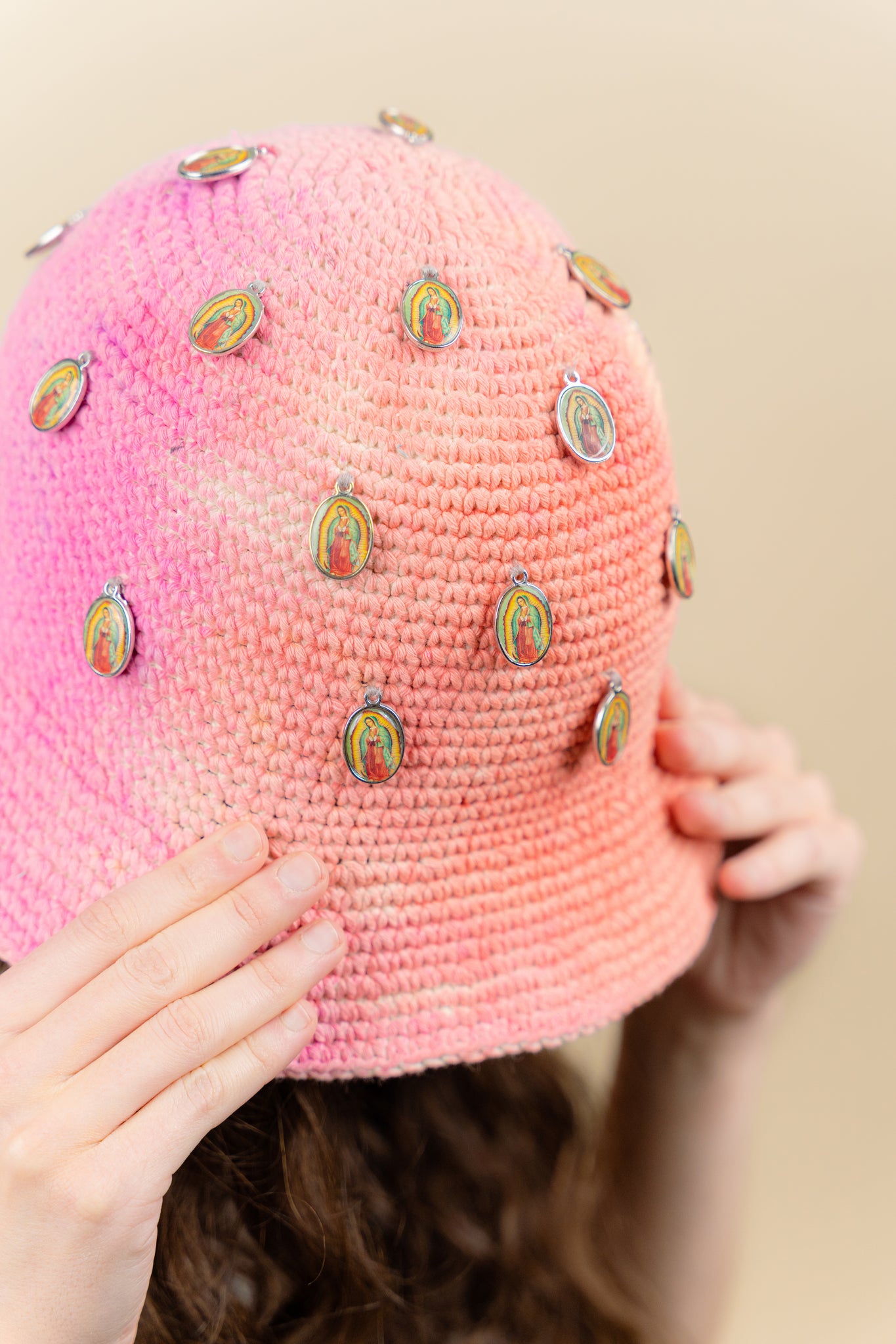 Image du bucket hat Kanil de Maison Badigo, bucket hat (bob) en cotton crocheté multicolore doublée unique et tendance
