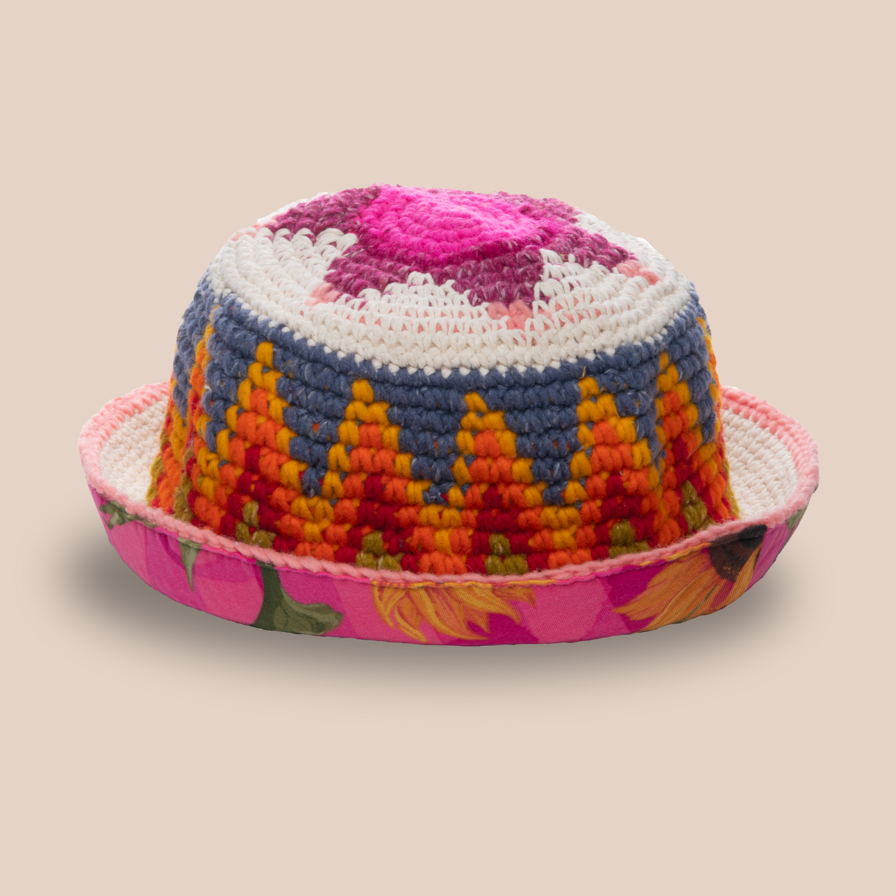 Image du bucket hat Leo de Maison Badigo, bucket hat (bob) en laine crocheté multicolore doublée unique et tendance