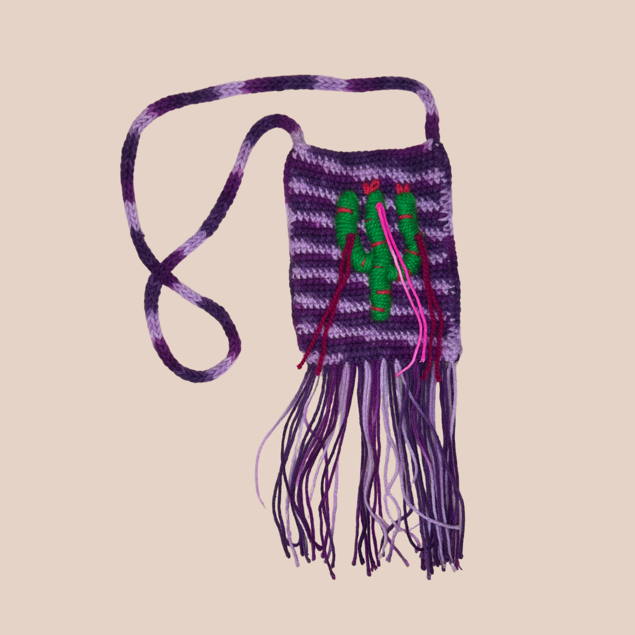 Image du mini sac cactus de Maison Badigo , sac tendance et unique avec des franges