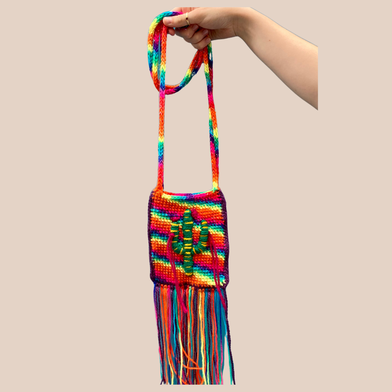 Image du mini sac cactus de Maison Badigo , sac tendance et unique avec des franges