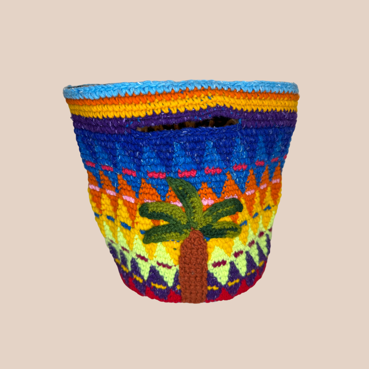 Image du sac motif palmiers de Maison Badigo, sac en laine crocheté, doublure léopard multicolore unique et tendance